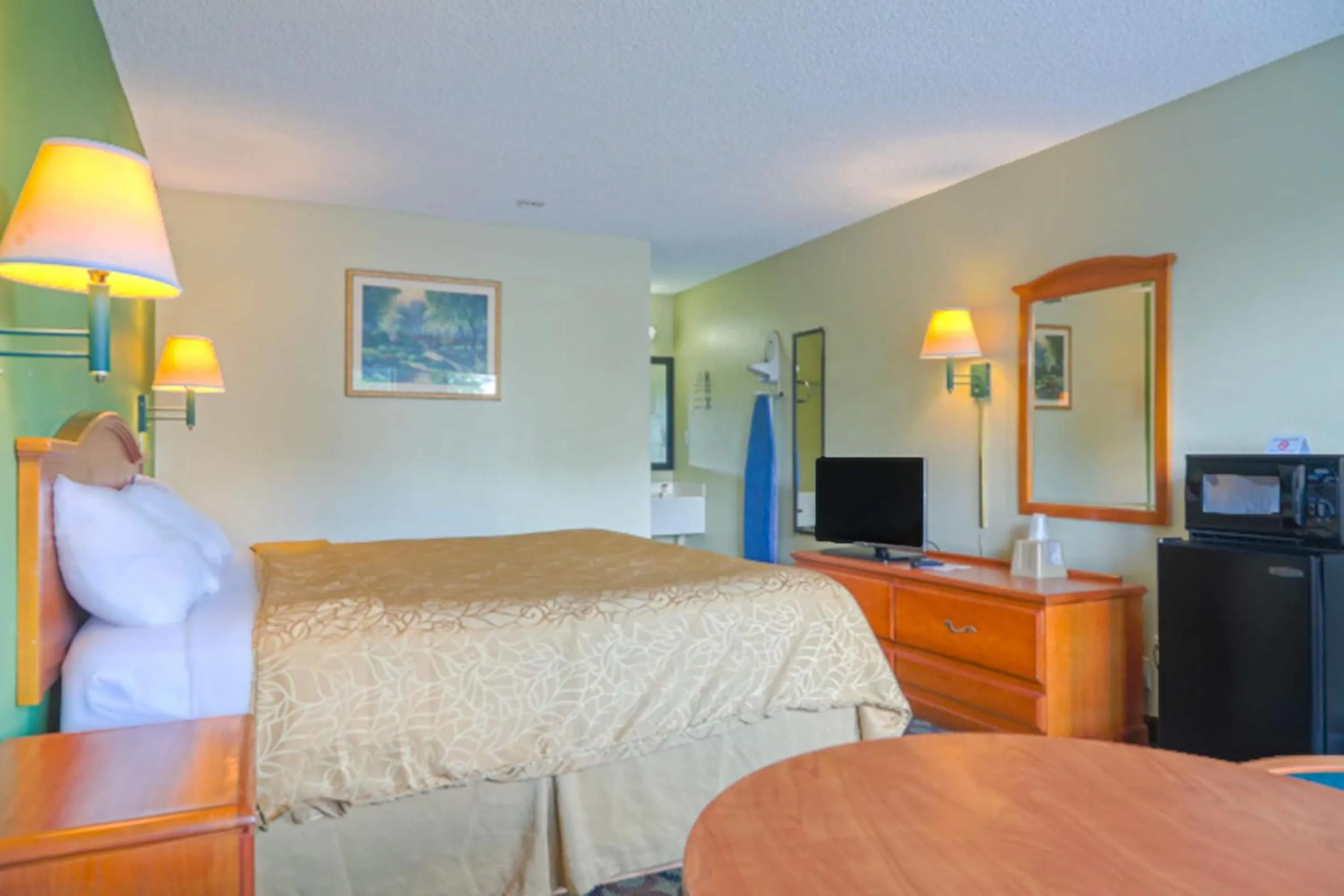 Bedroom, Bed in Economy Inn By OYO Ashburn