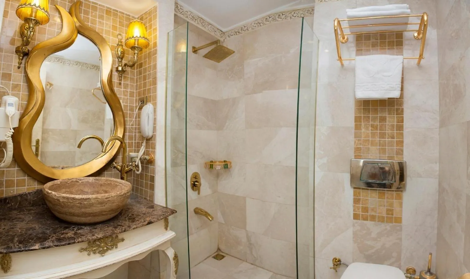 Bathroom in Hotel Buyuk Hamit