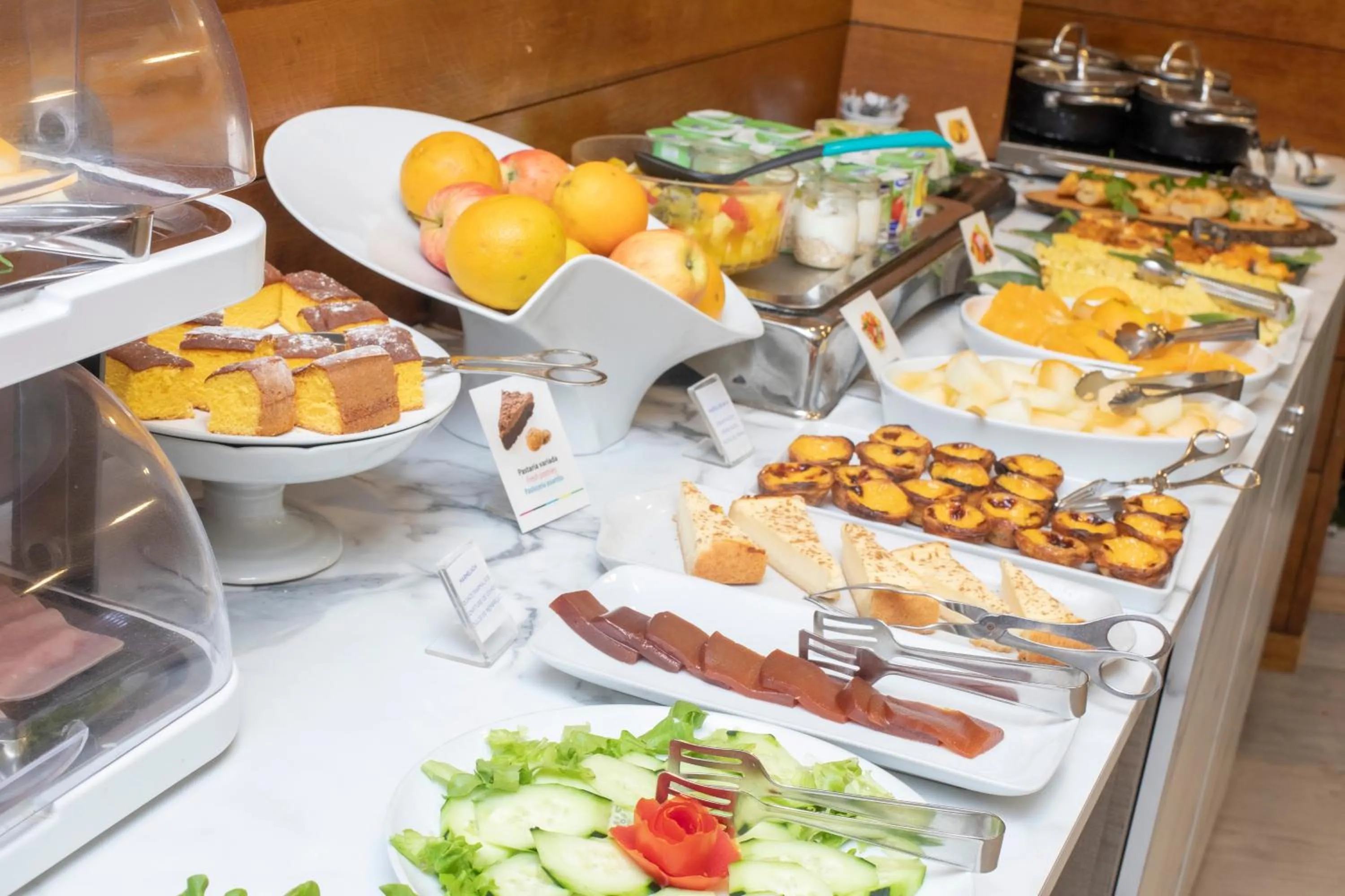 Buffet breakfast in Casual Inca Porto