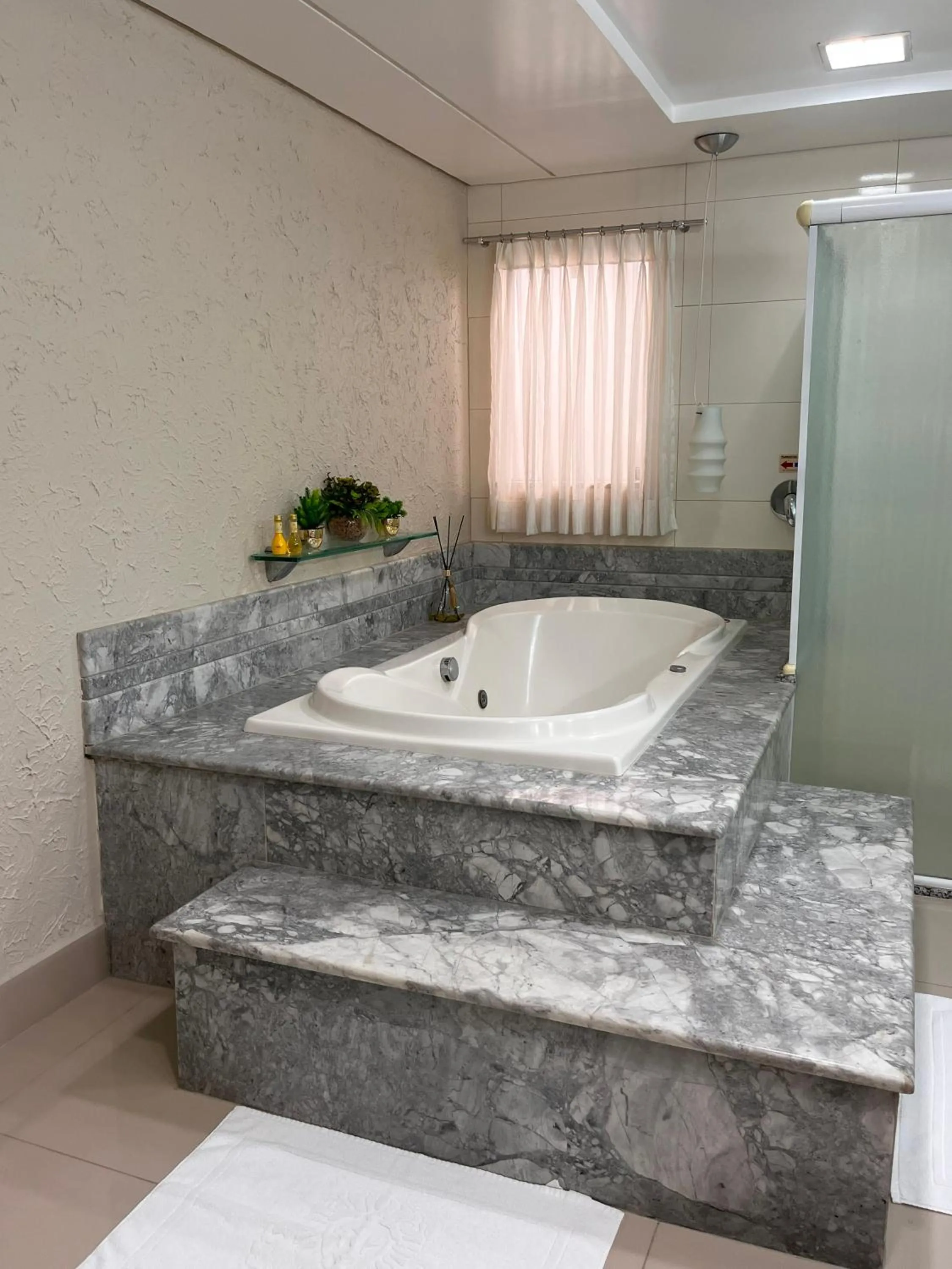 Hot Tub in Maximus Sottile - by Easy Hotéis