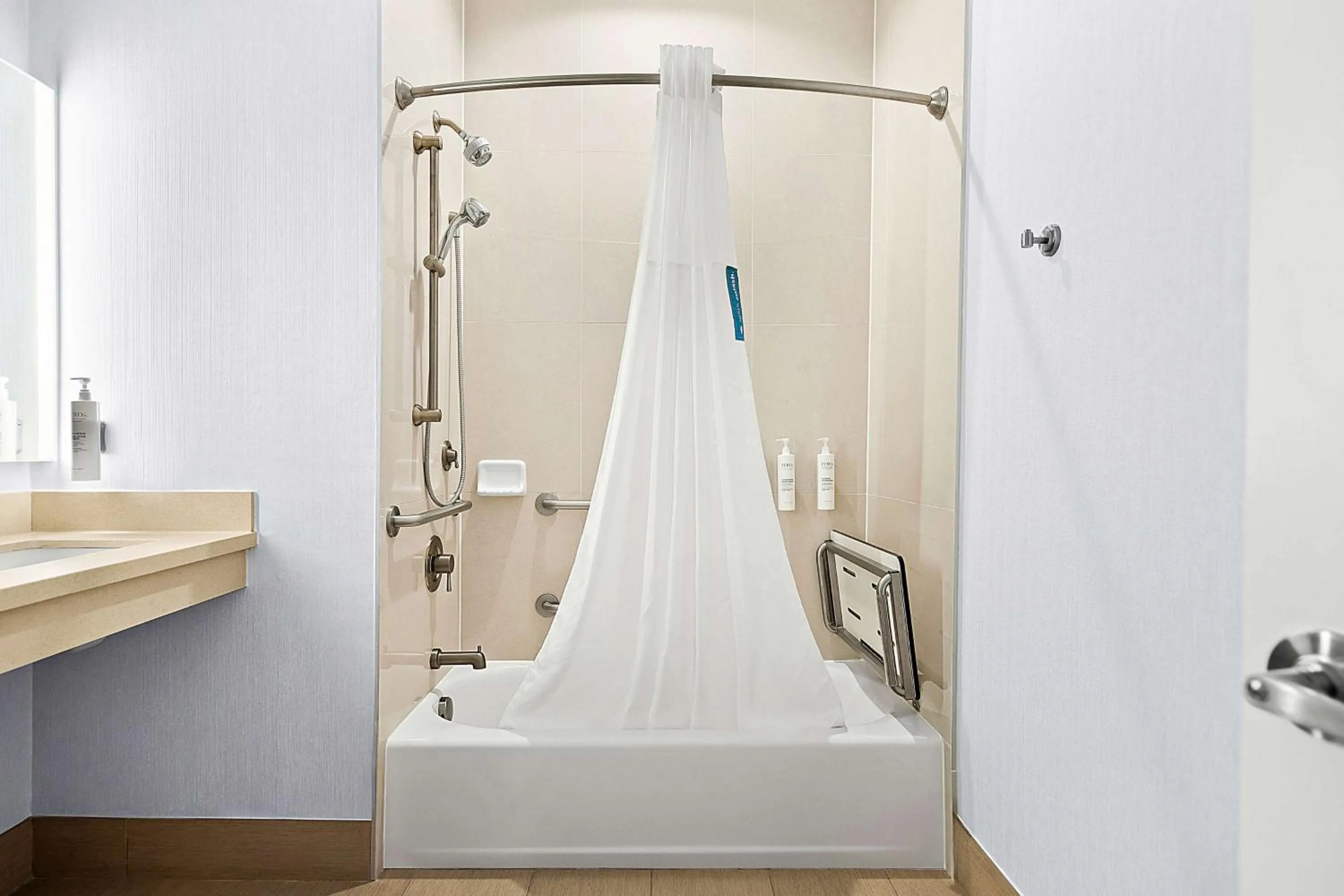 Bathroom in Hampton Inn Morgan Hill