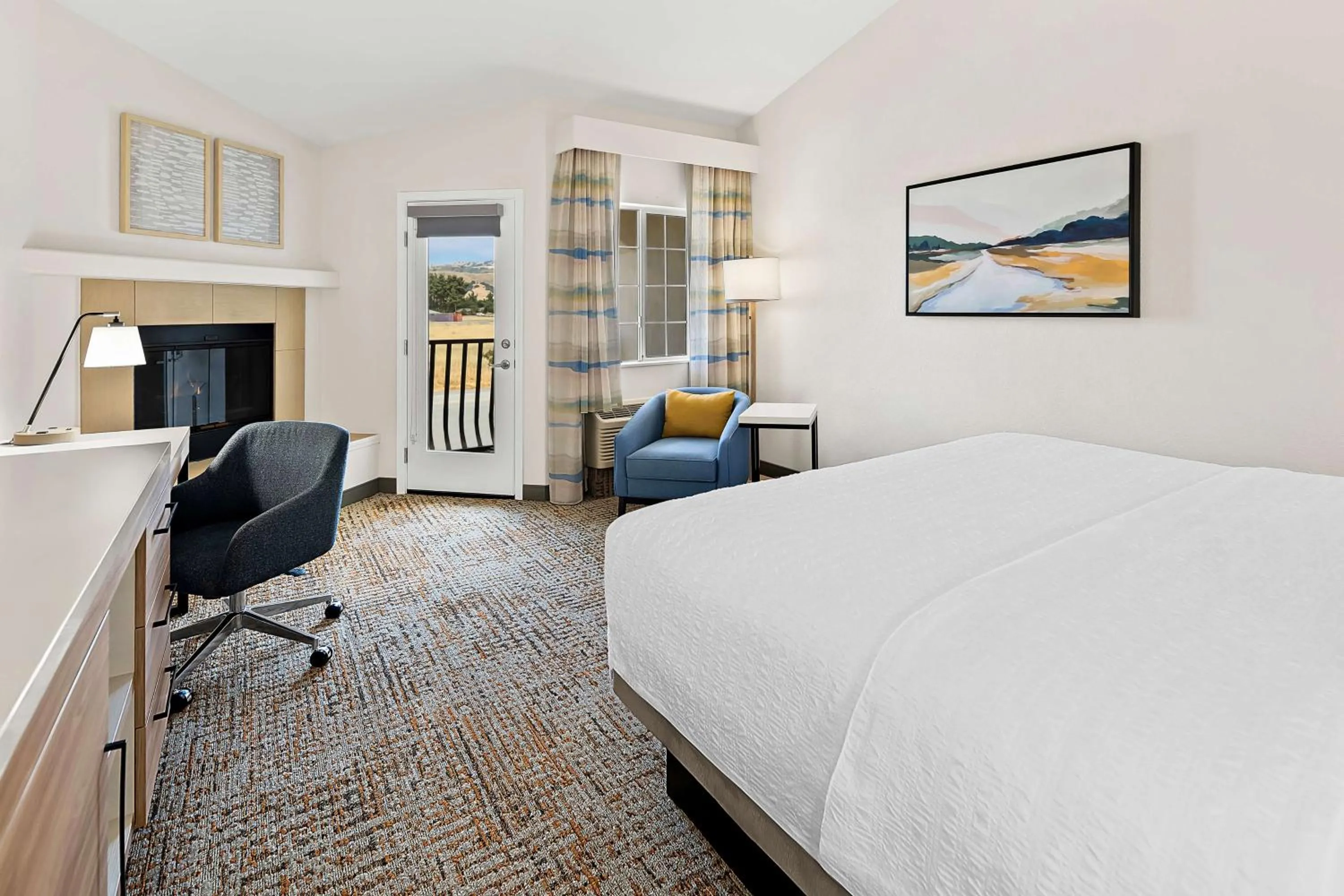 Living room, Bed in Hampton Inn Morgan Hill