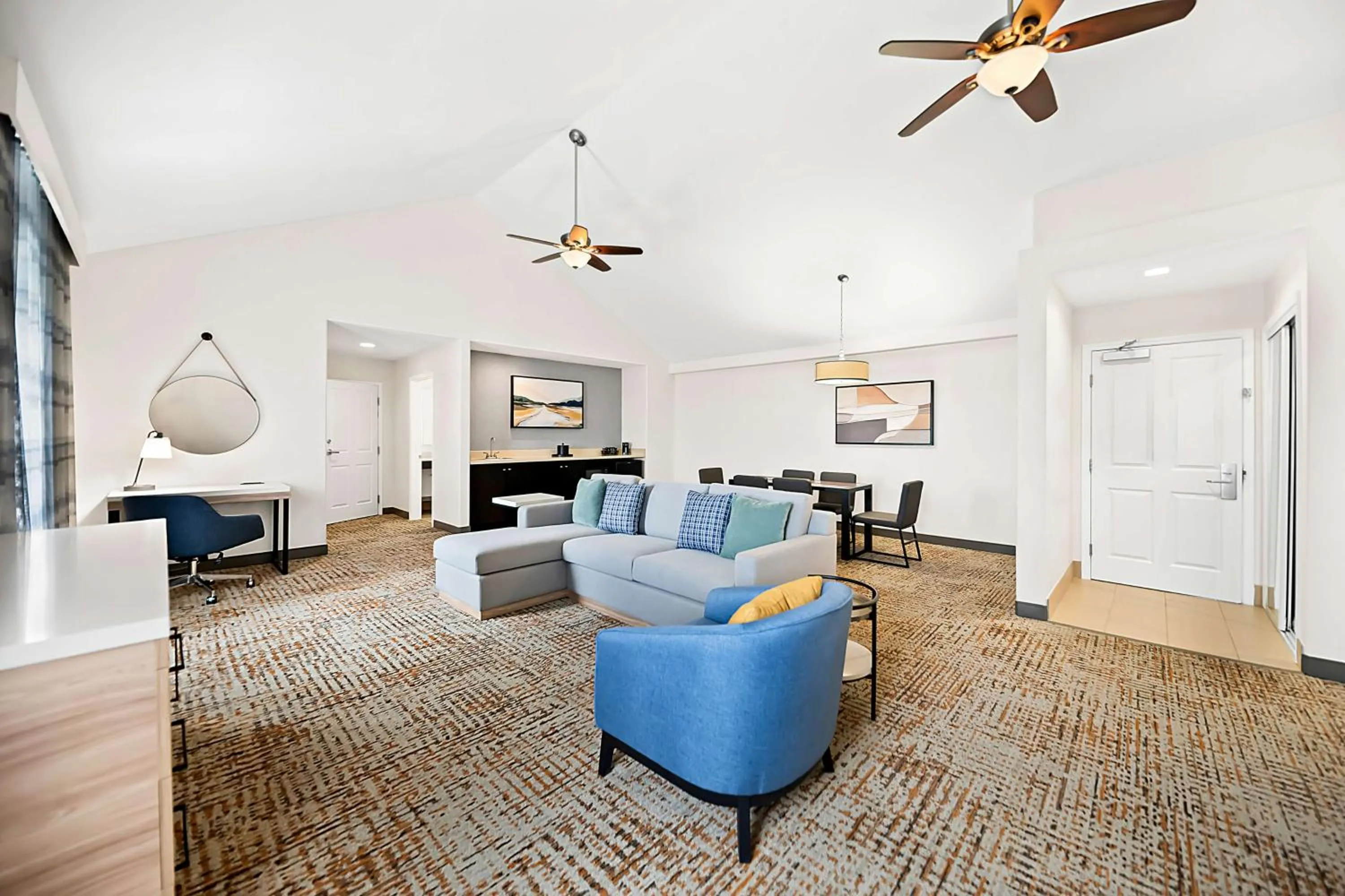 Living room in Hampton Inn Morgan Hill