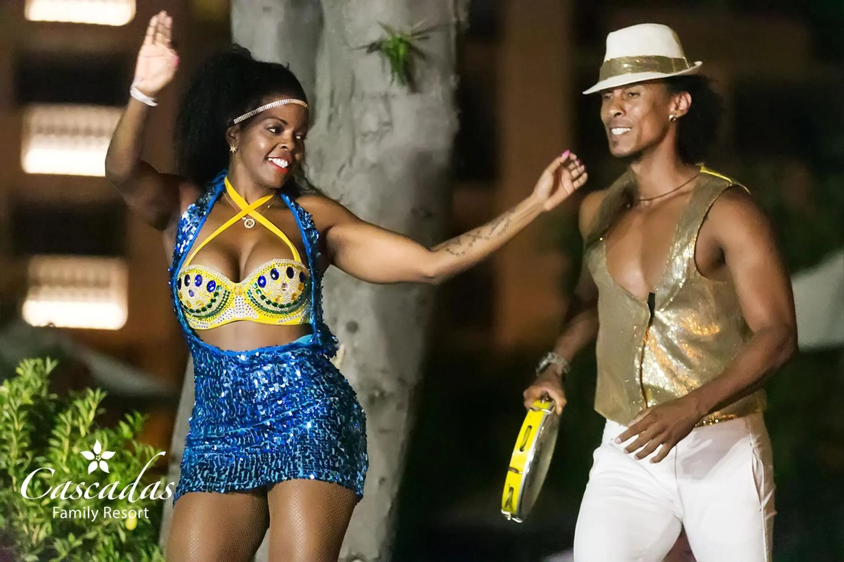 Evening entertainment in Cascadas Family Resort