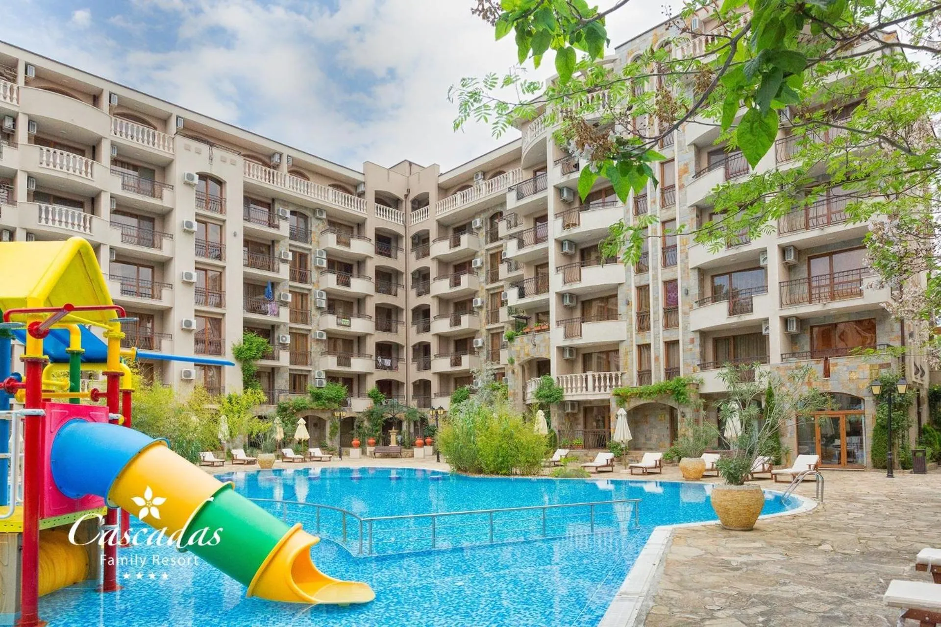 Swimming pool in Cascadas Family Resort