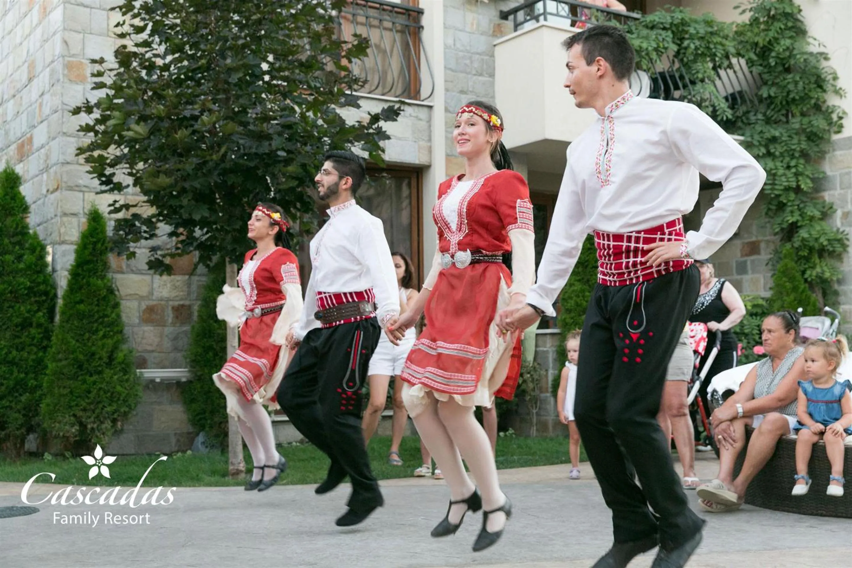 Evening entertainment in Cascadas Family Resort