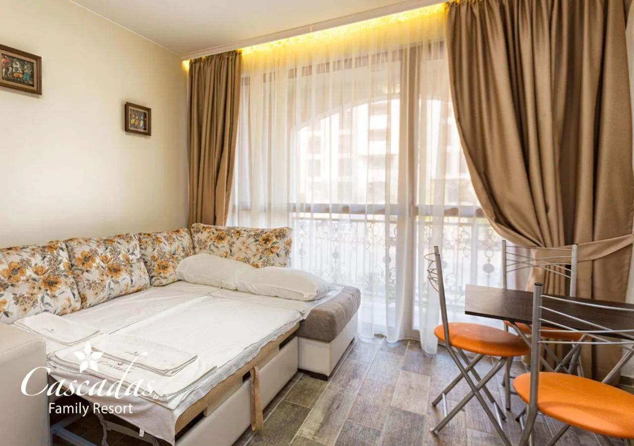 Living room, Bed in Cascadas Family Resort