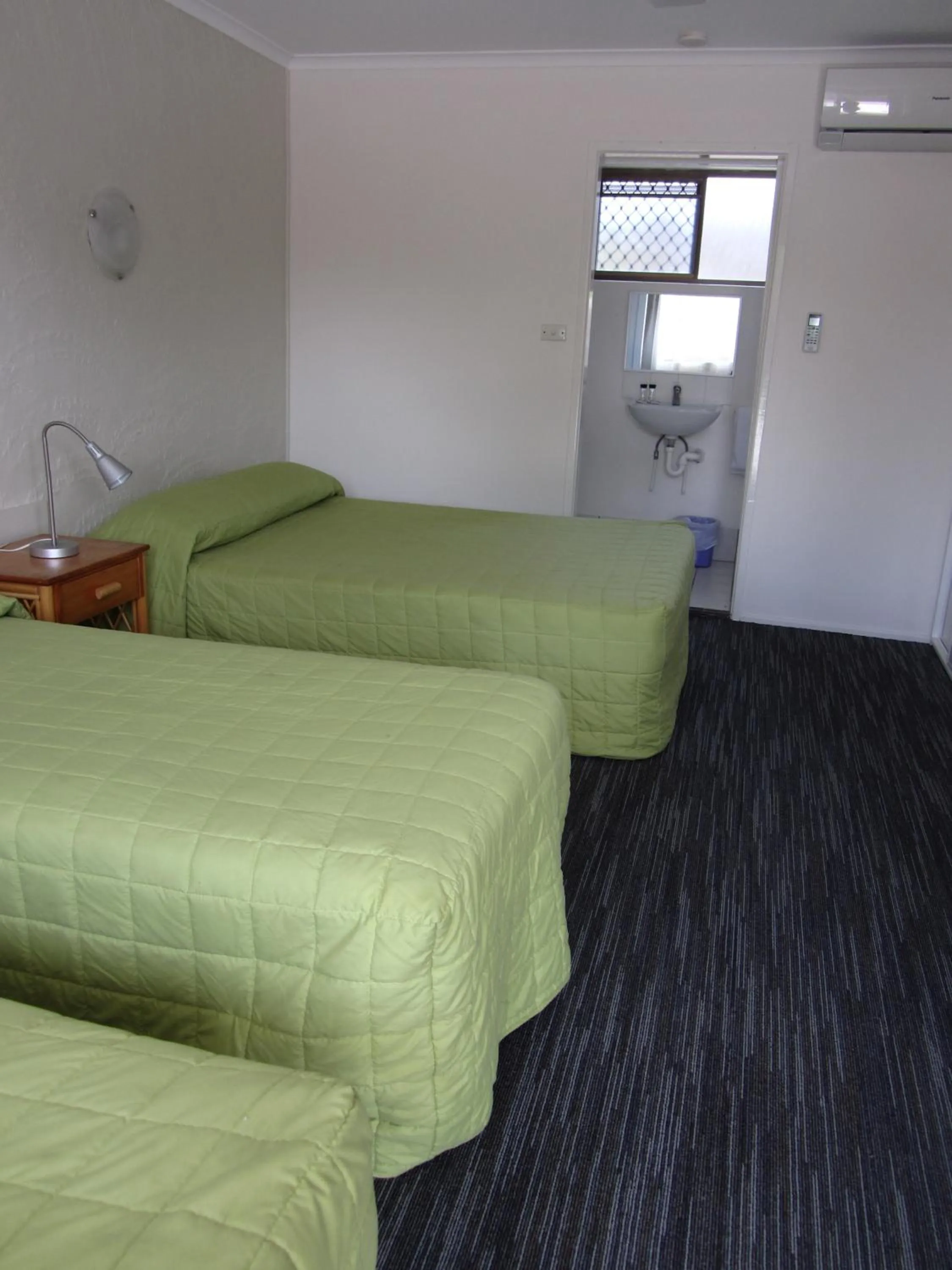 Photo of the whole room, Bed in Urangan Motor Inn