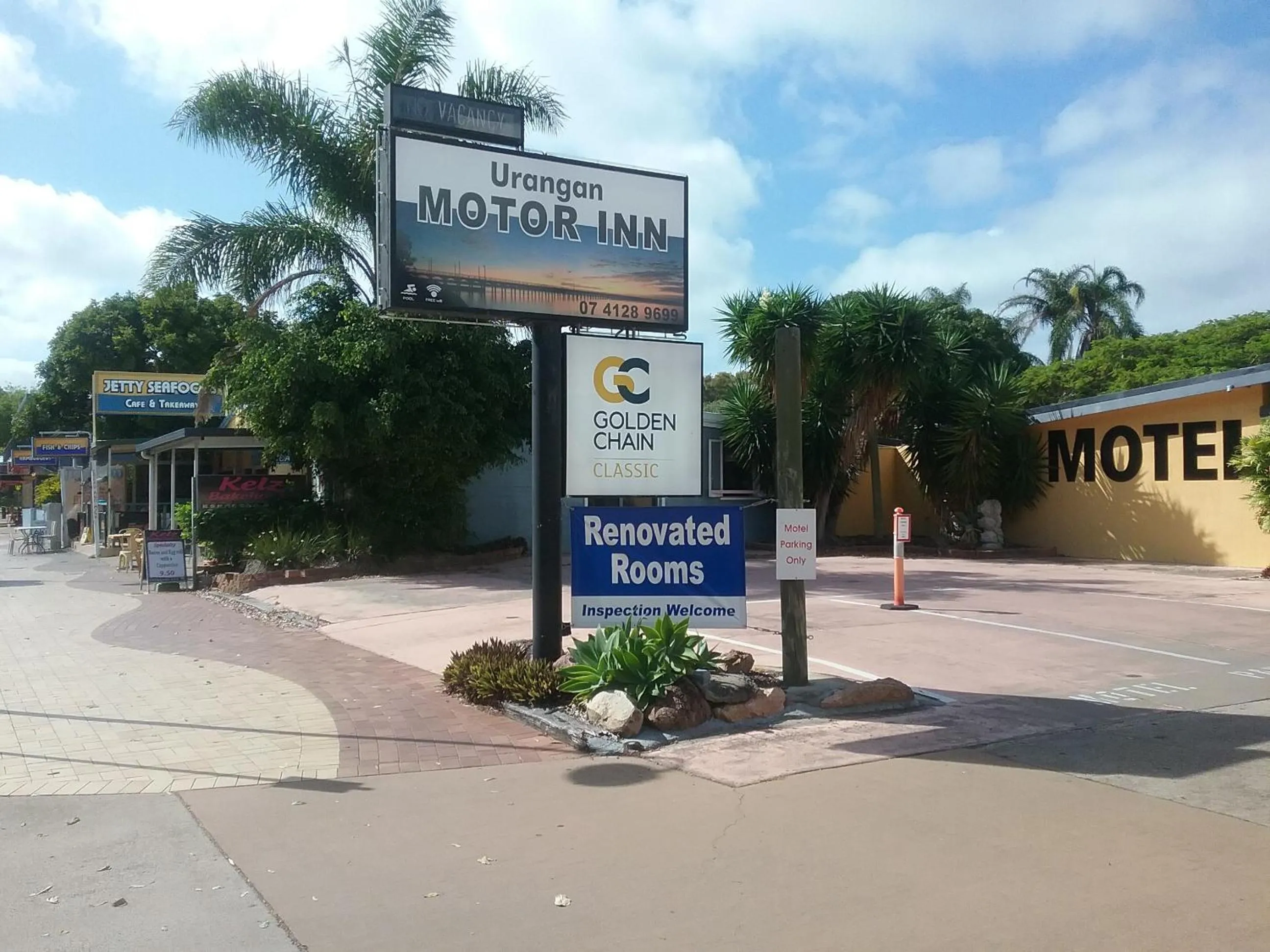 Facade/entrance in Urangan Motor Inn