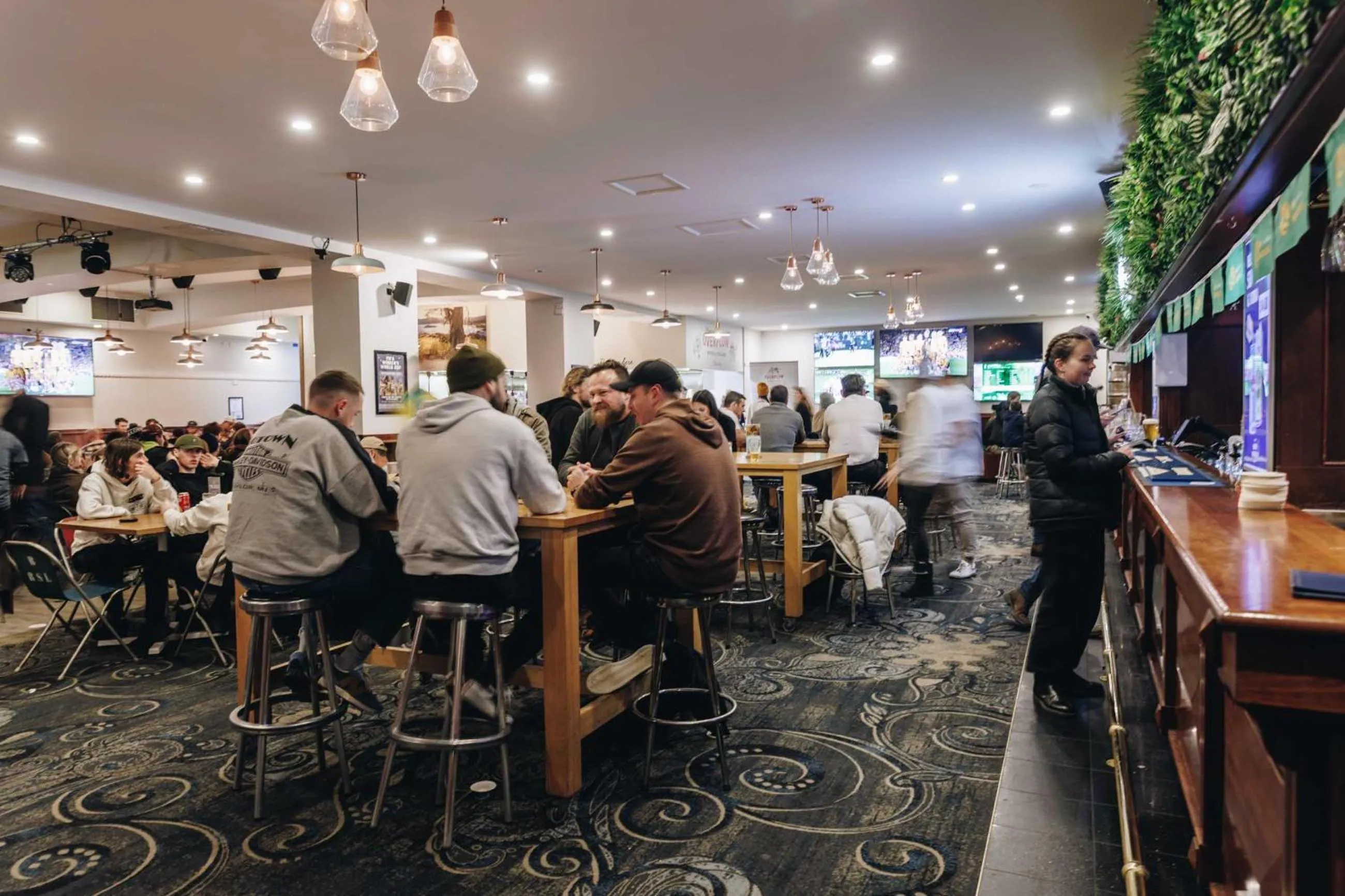 Restaurant/places to eat in Banjo Paterson Inn