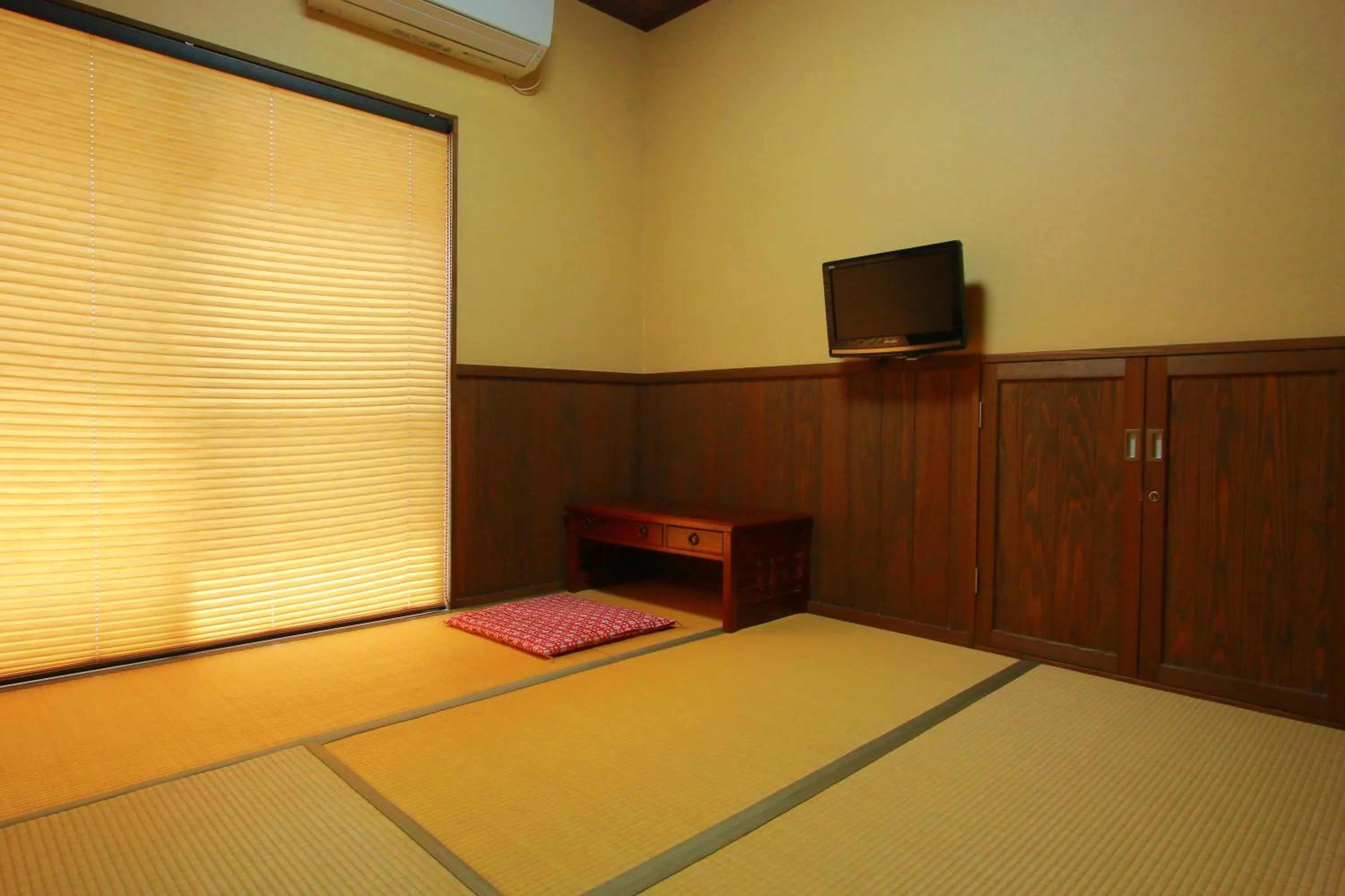 Photo of the whole room in Family Ryokan Kawakyu with Showa Retro, private hot spring
