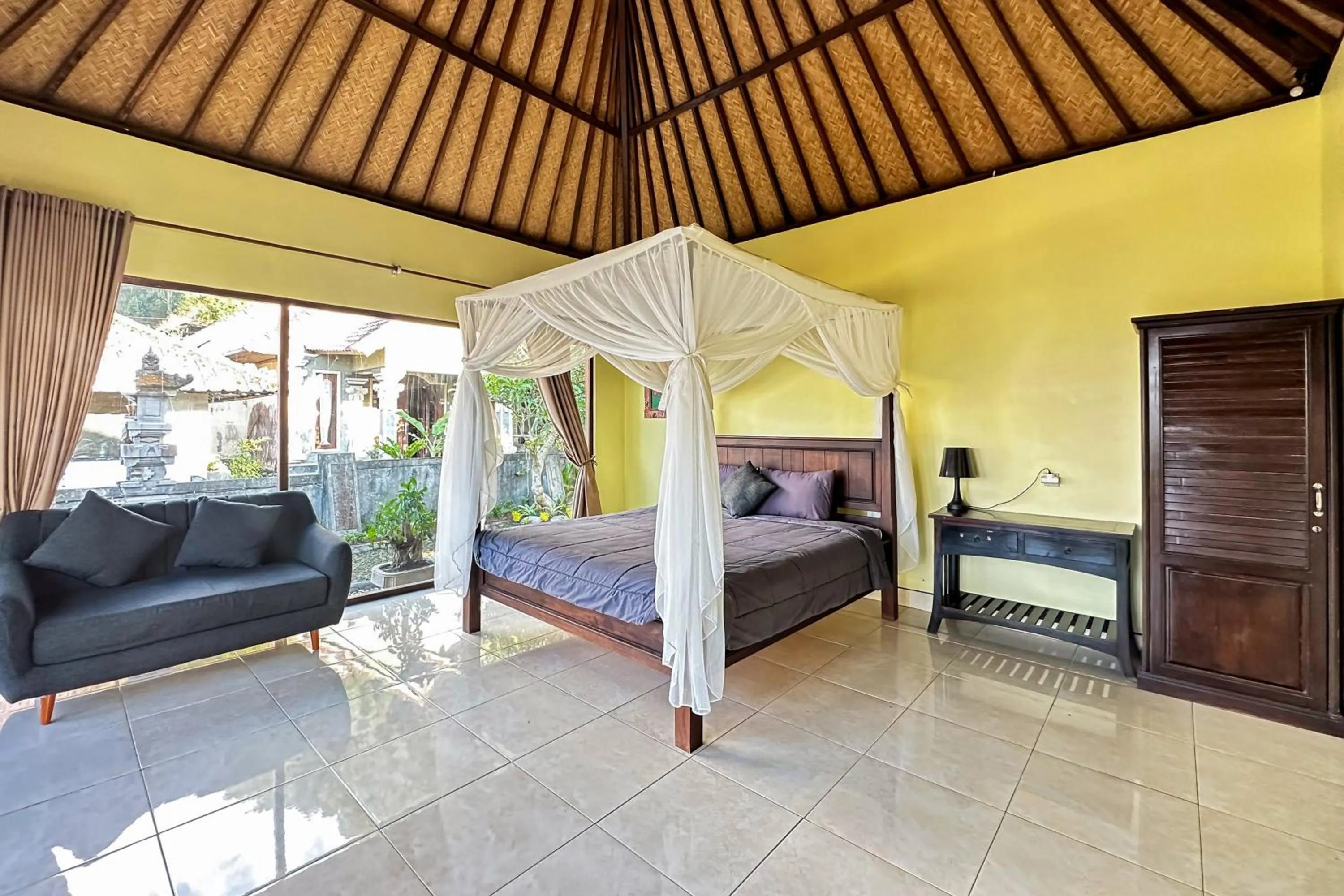 Bedroom, Bed in Baruna Lake Side View