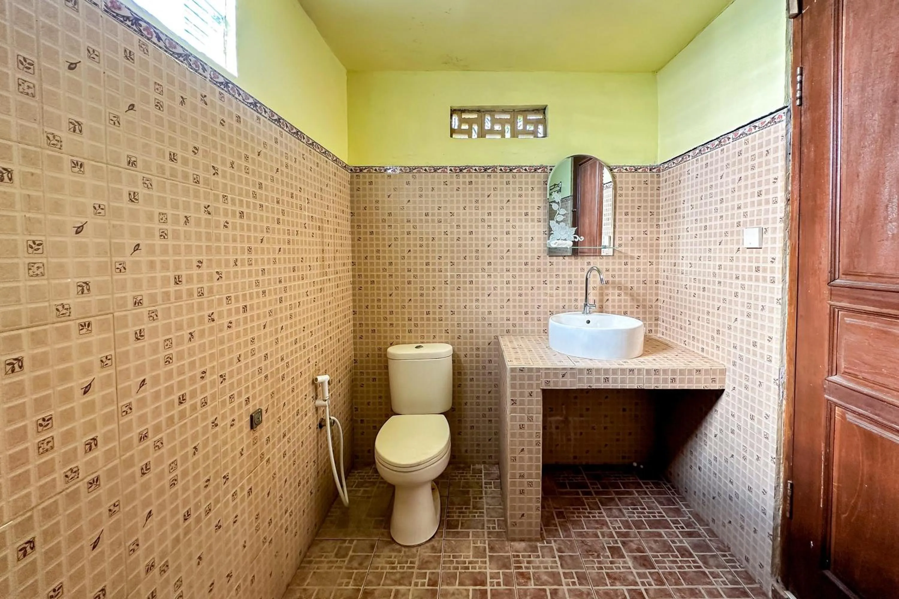 Bathroom in Baruna Lake Side View