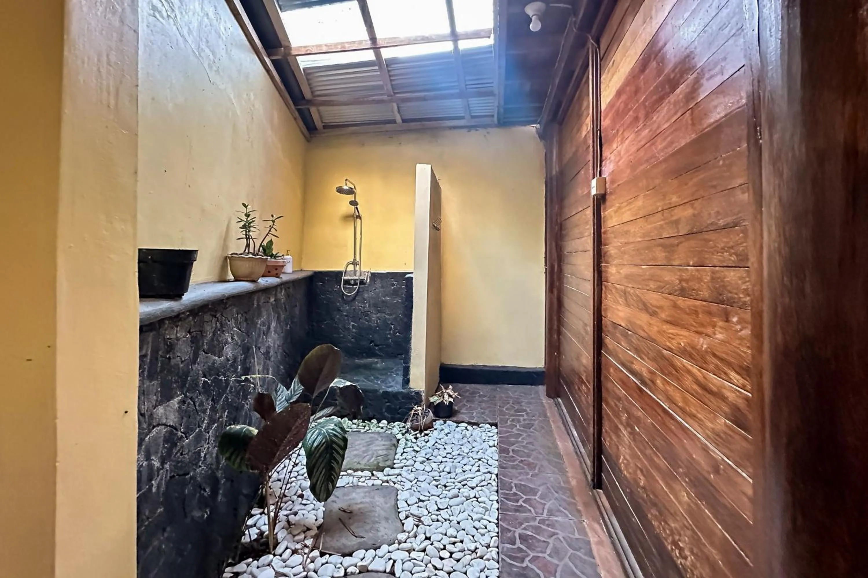 Bathroom in Baruna Lake Side View