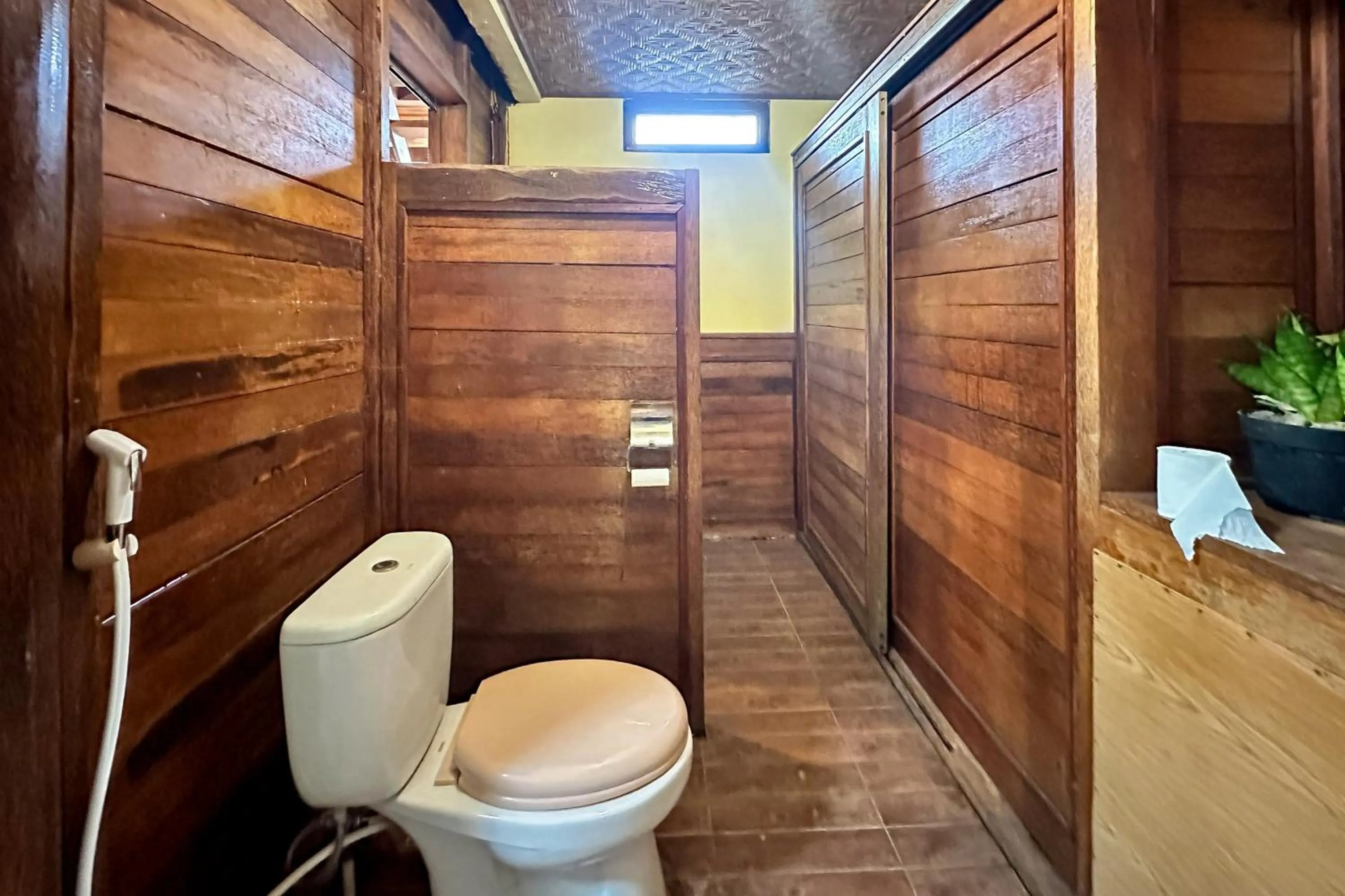 Bathroom in Baruna Lake Side View