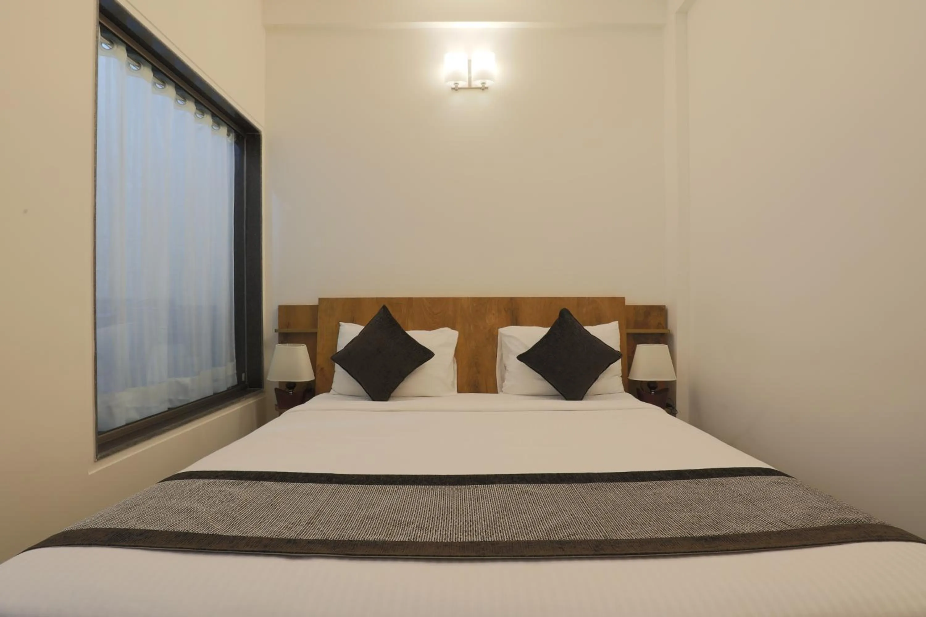 Photo of the whole room, Bed in Rankk Stays