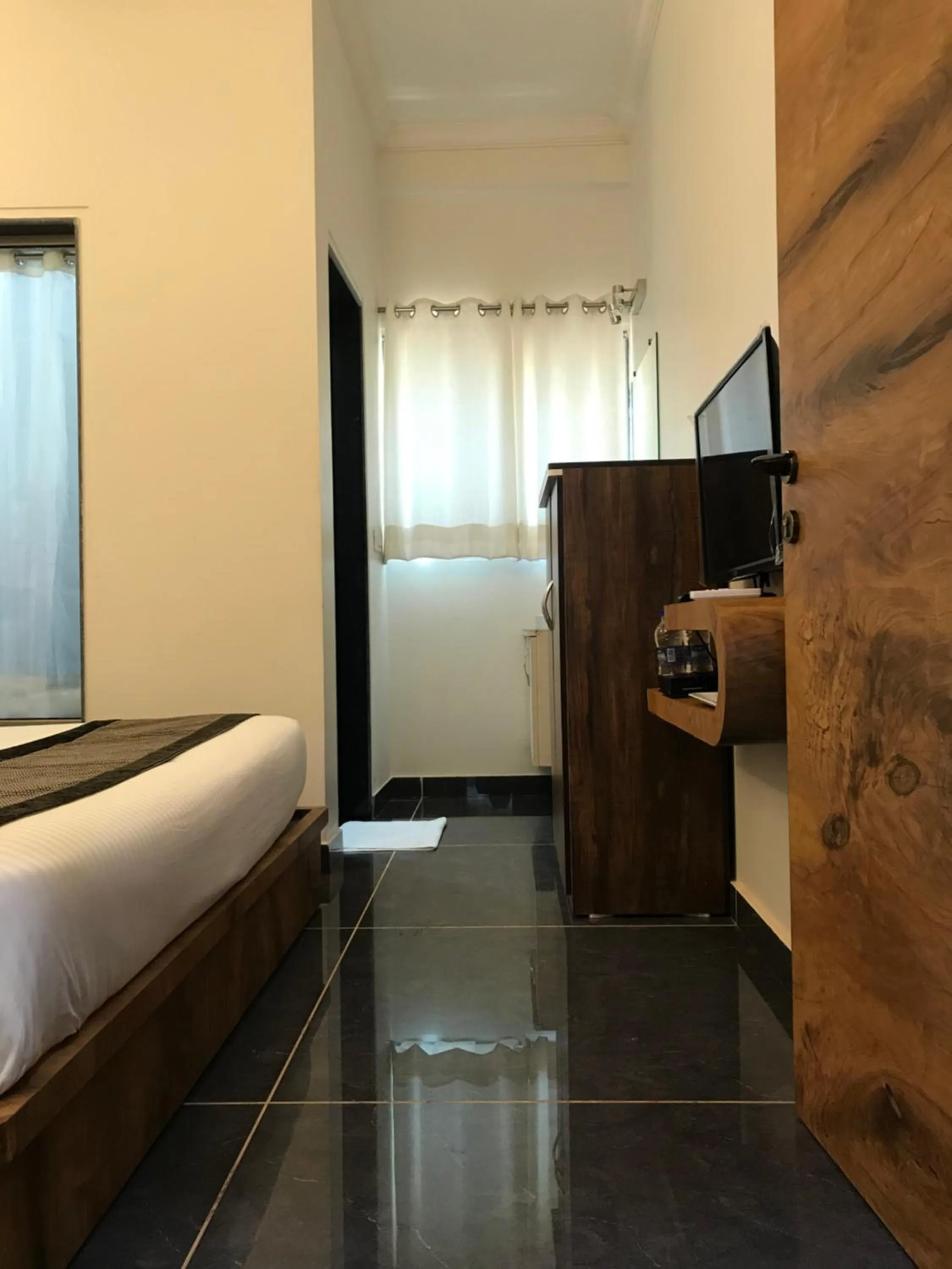 Photo of the whole room, Bed in Rankk Stays