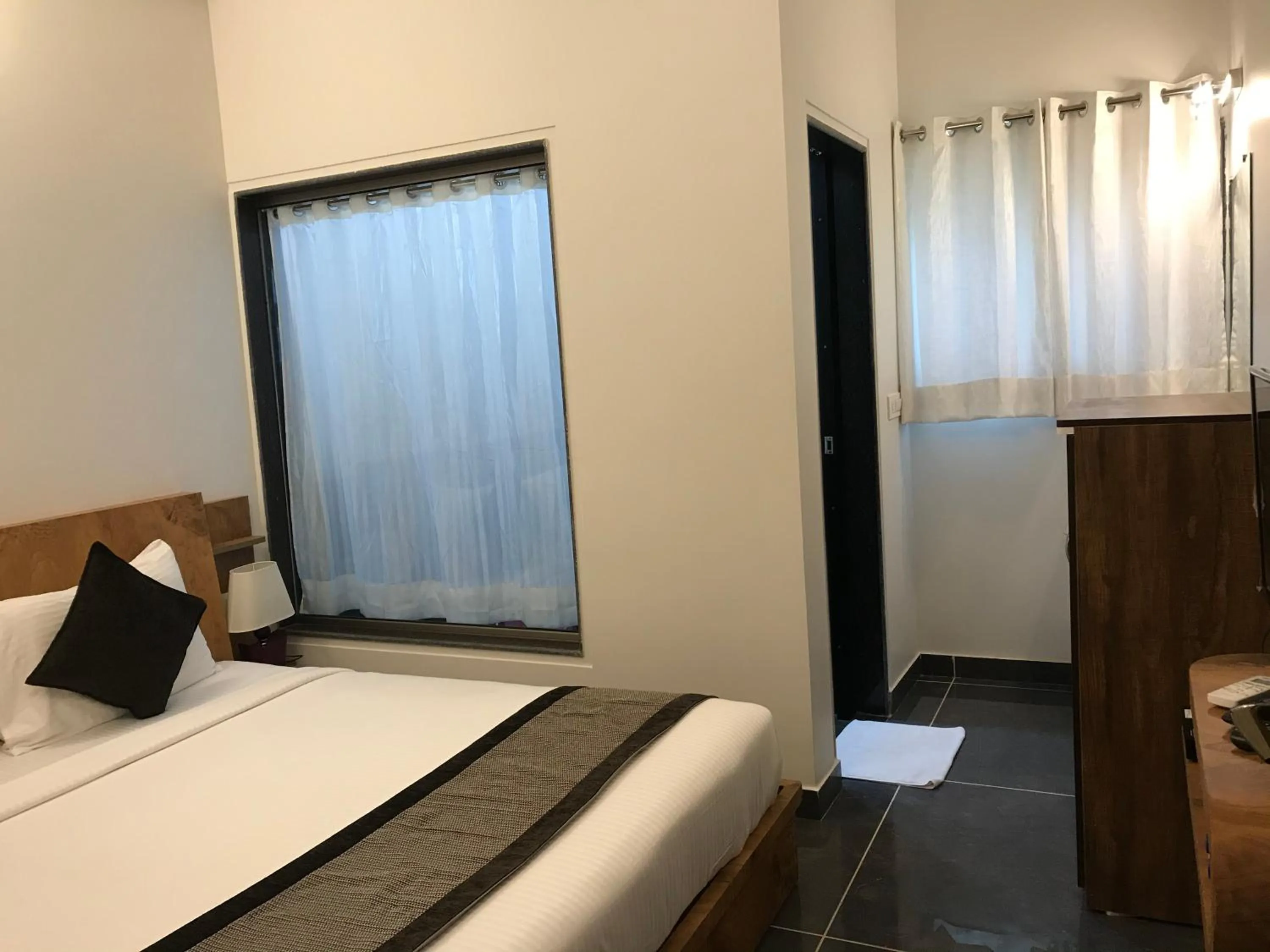 Photo of the whole room, Bed in Rankk Stays