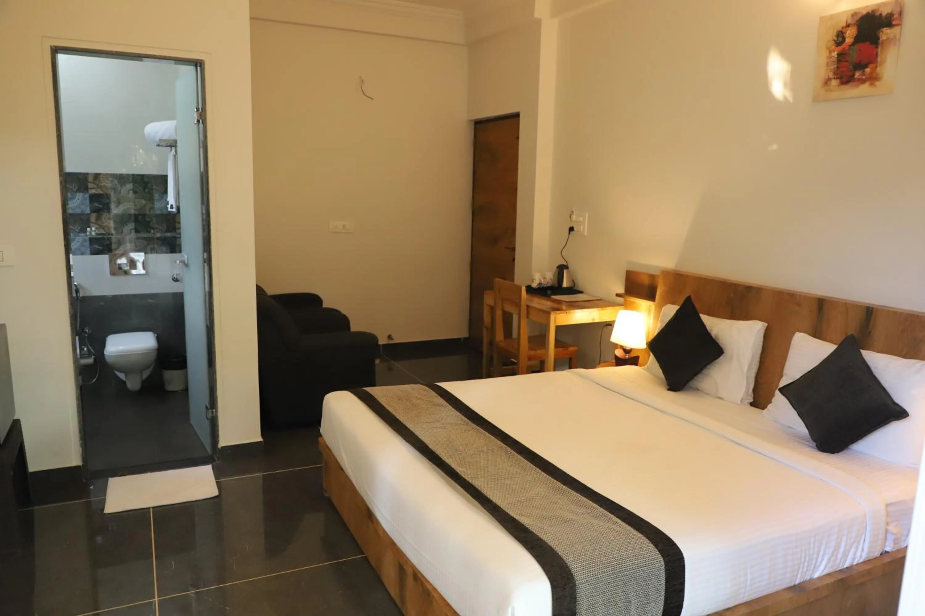 Photo of the whole room, Bed in Rankk Stays