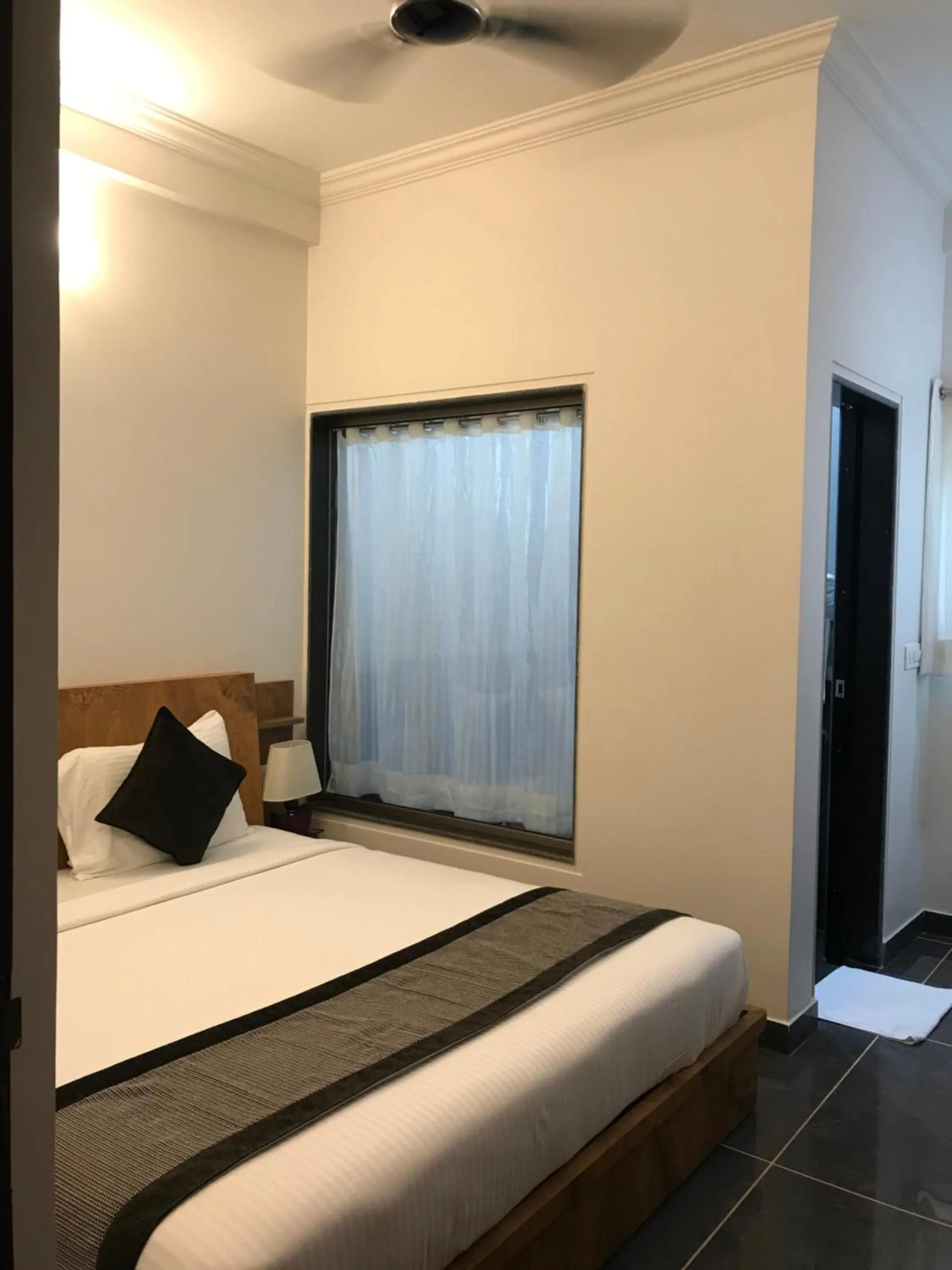 Photo of the whole room, Bed in Rankk Stays