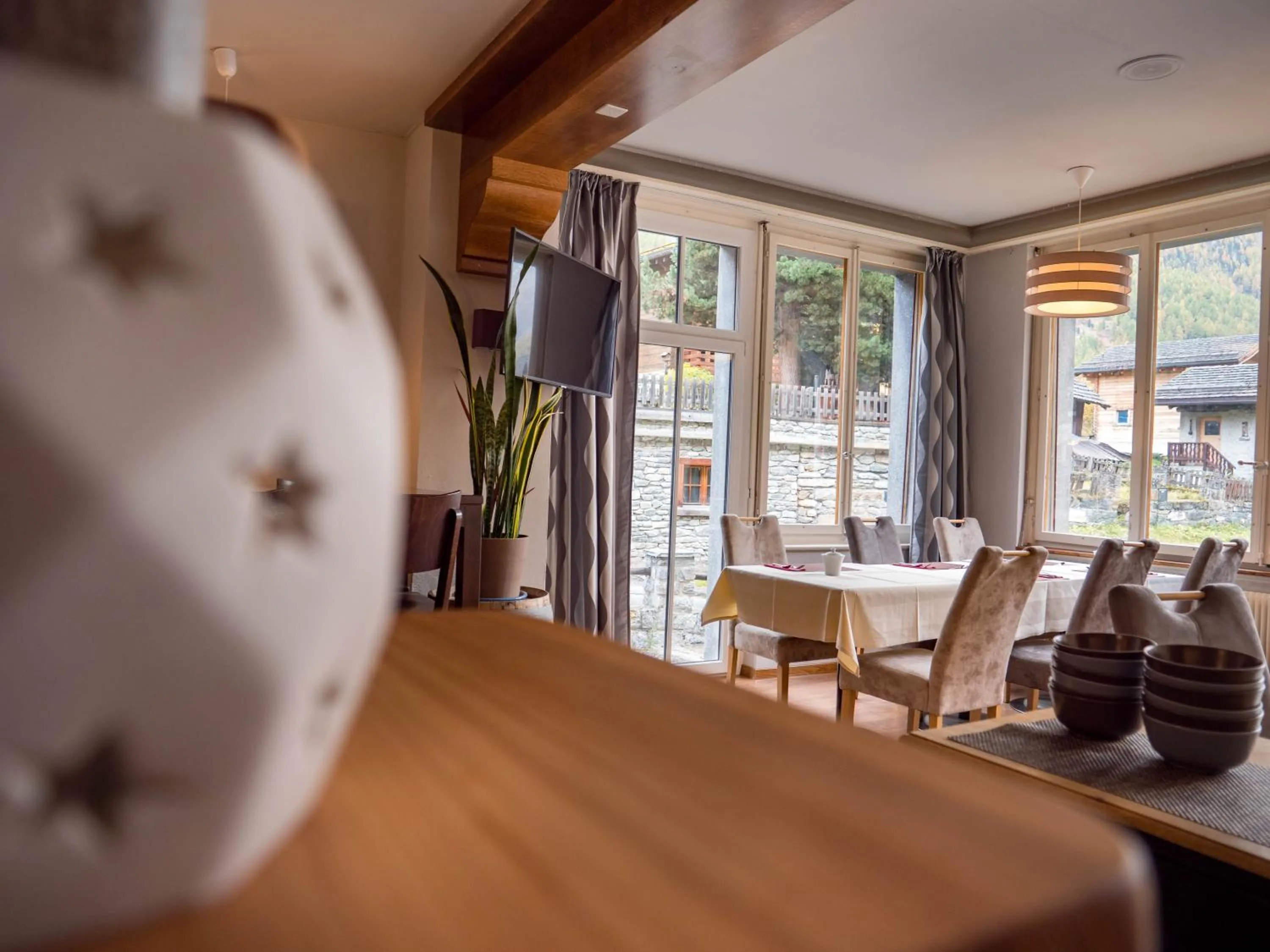 Restaurant/places to eat in Hôtel Le Besso - Swiss Romantic Lodge Zinal