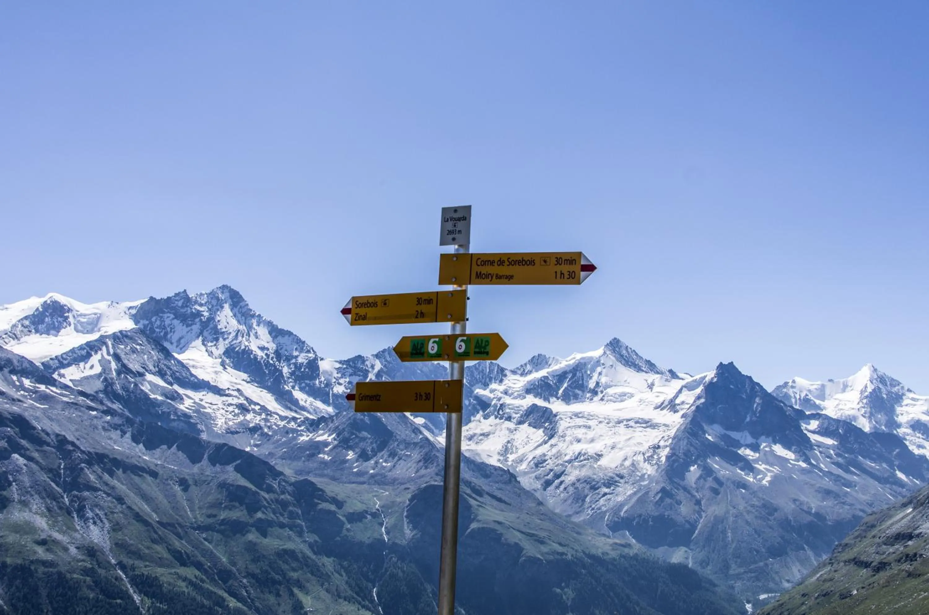 Hiking in Hôtel Le Besso - Swiss Romantic Lodge Zinal