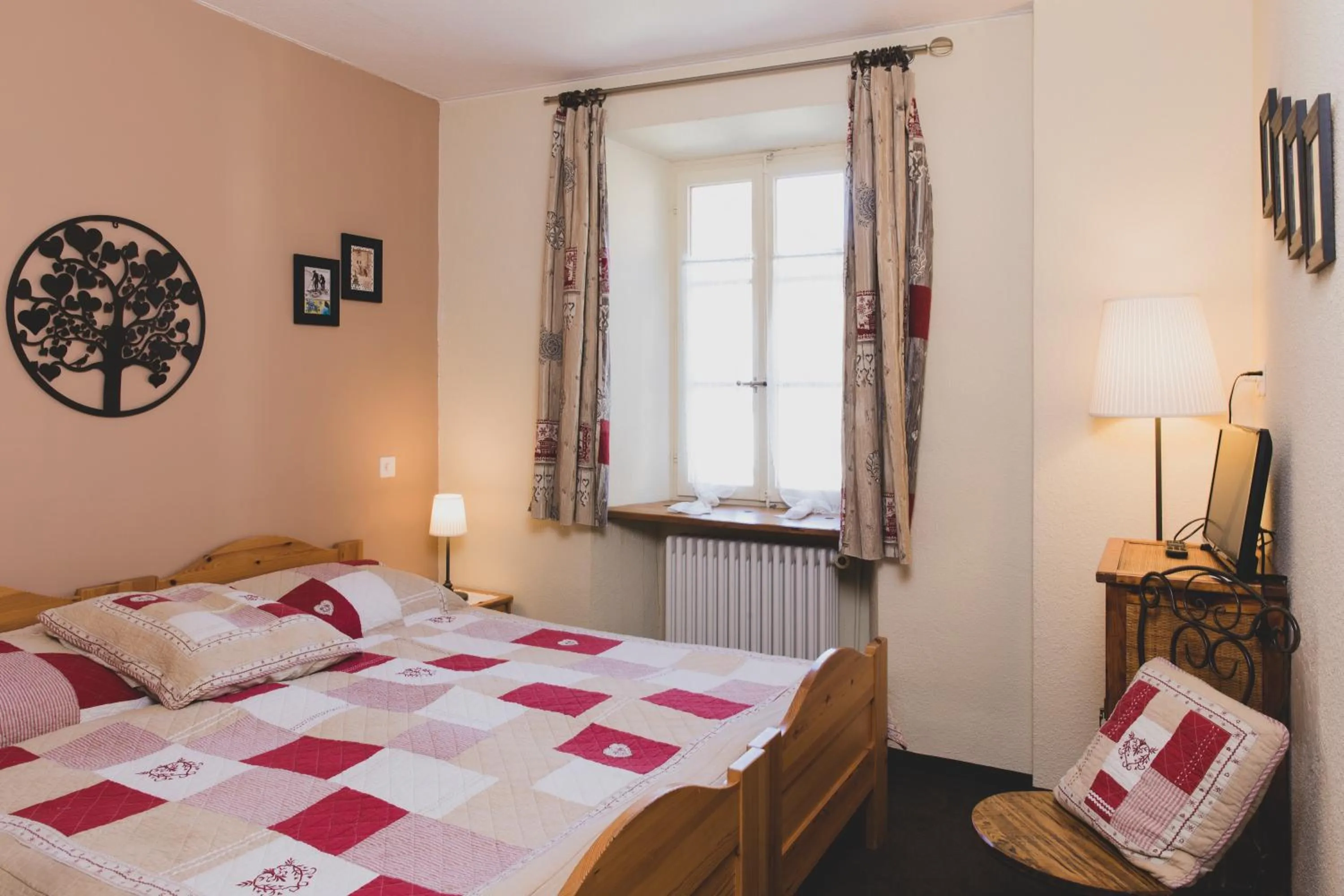 Bed in Hôtel Le Besso - Swiss Romantic Lodge Zinal