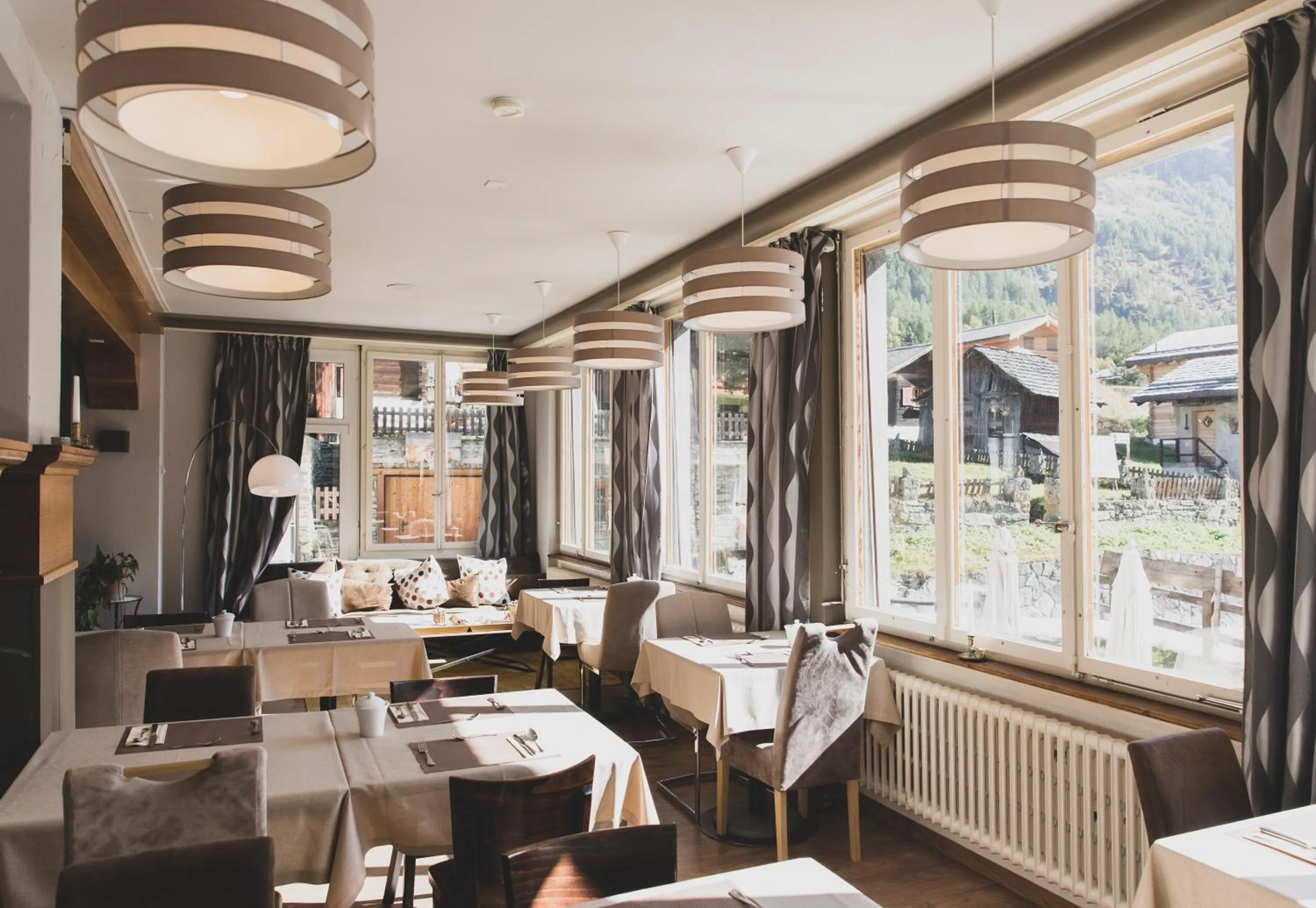 Restaurant/places to eat in Hôtel Le Besso - Swiss Romantic Lodge Zinal