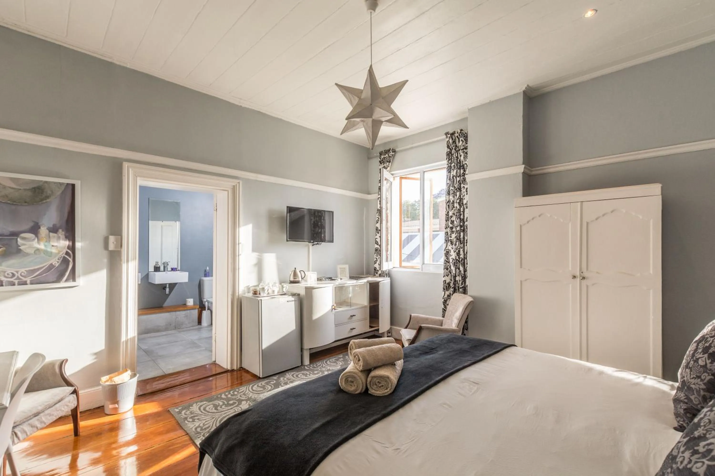 Photo of the whole room, Bed in Bartholomew's Loft