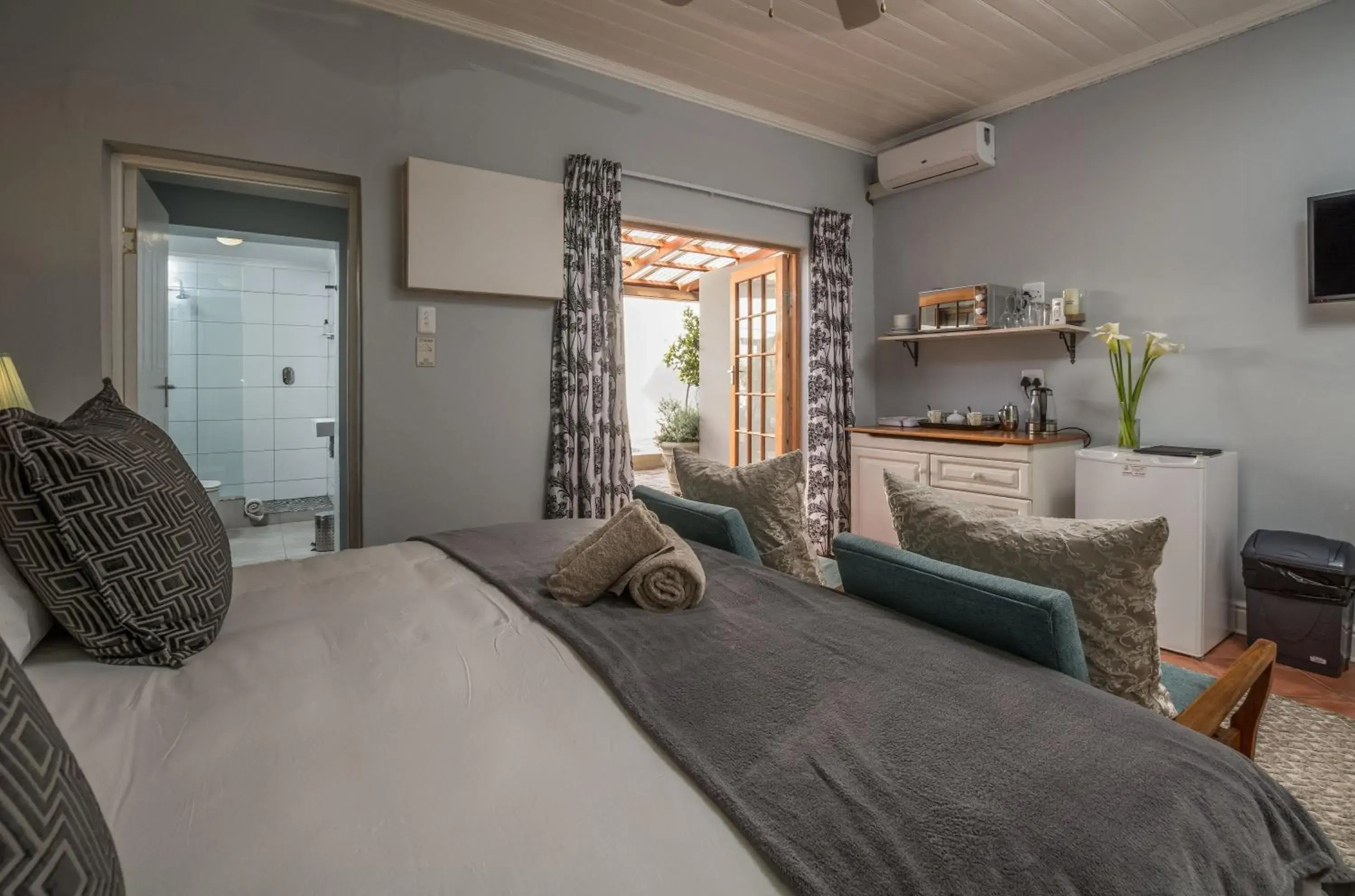 Double or Twin Room with Shower - single occupancy in Bartholomew's Loft Double or Twin Room with Shower - single occupancy in Bartholomew's Loft