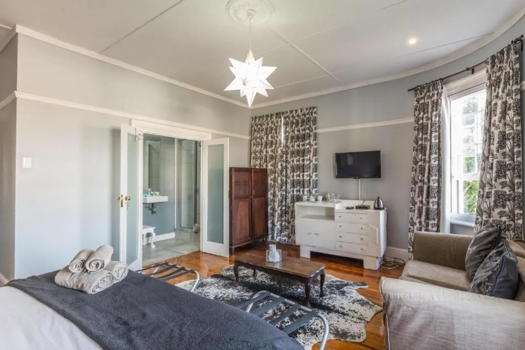 Bathroom, Bed in Bartholomew's Loft