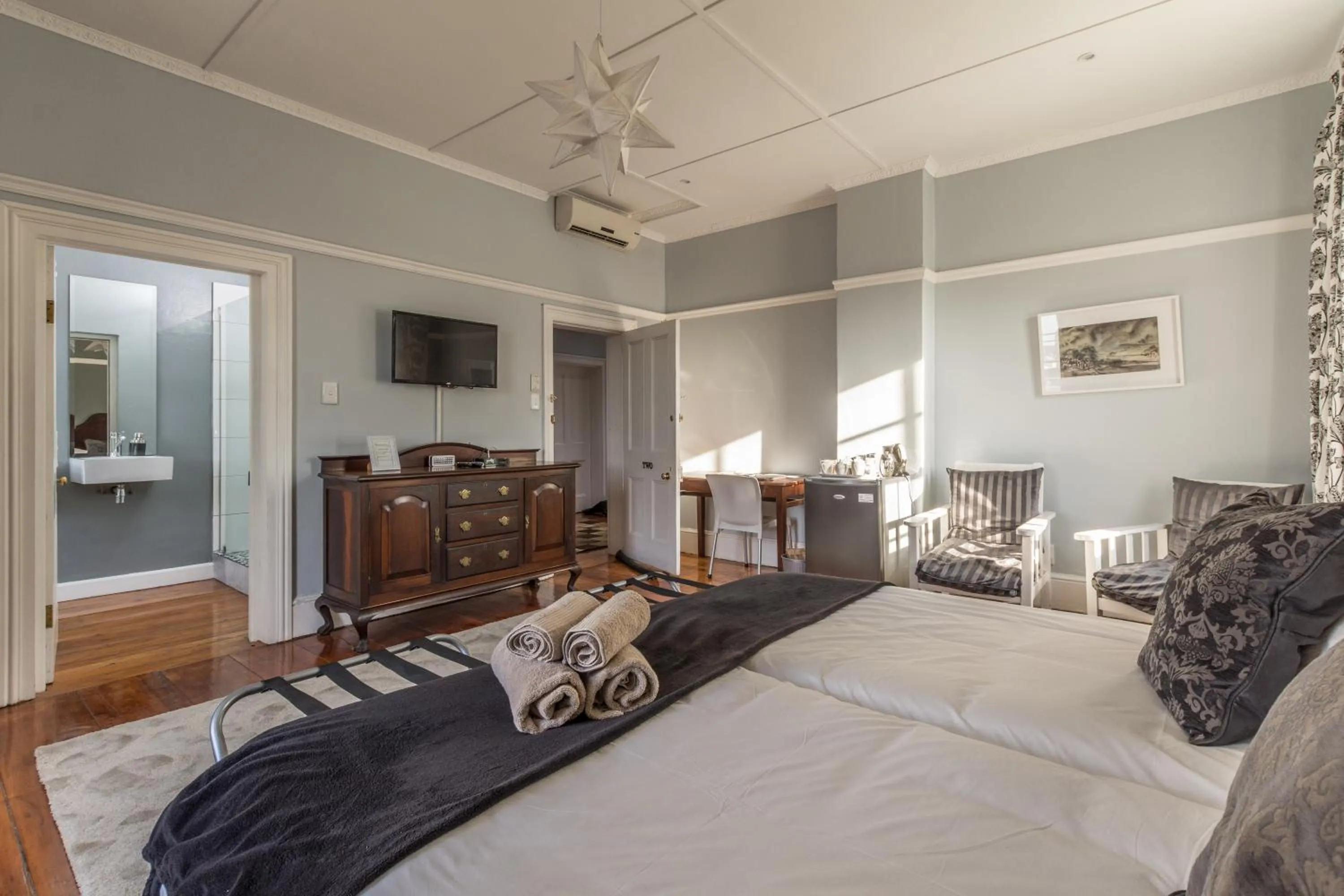 Photo of the whole room, Bed in Bartholomew's Loft