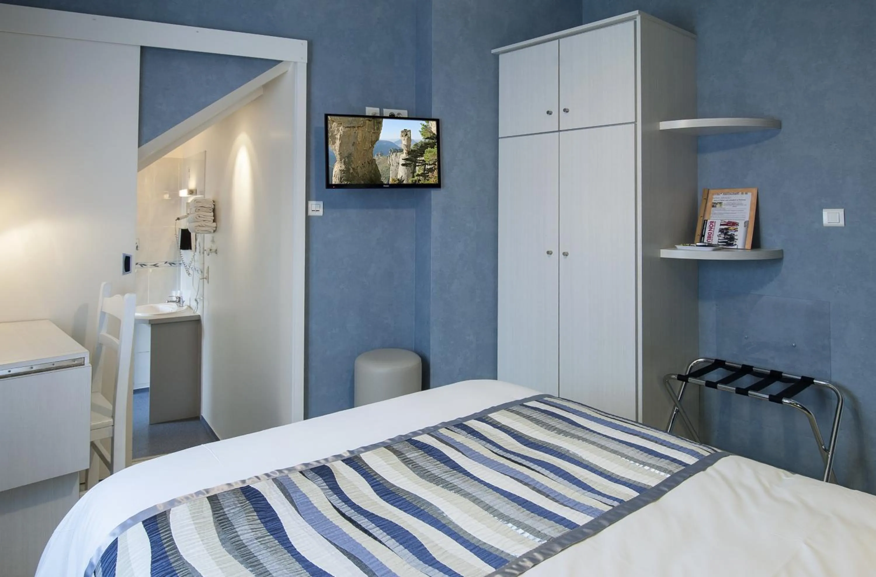 Photo of the whole room, Bed in Logis Hôtel Restaurant Cazes Arazat