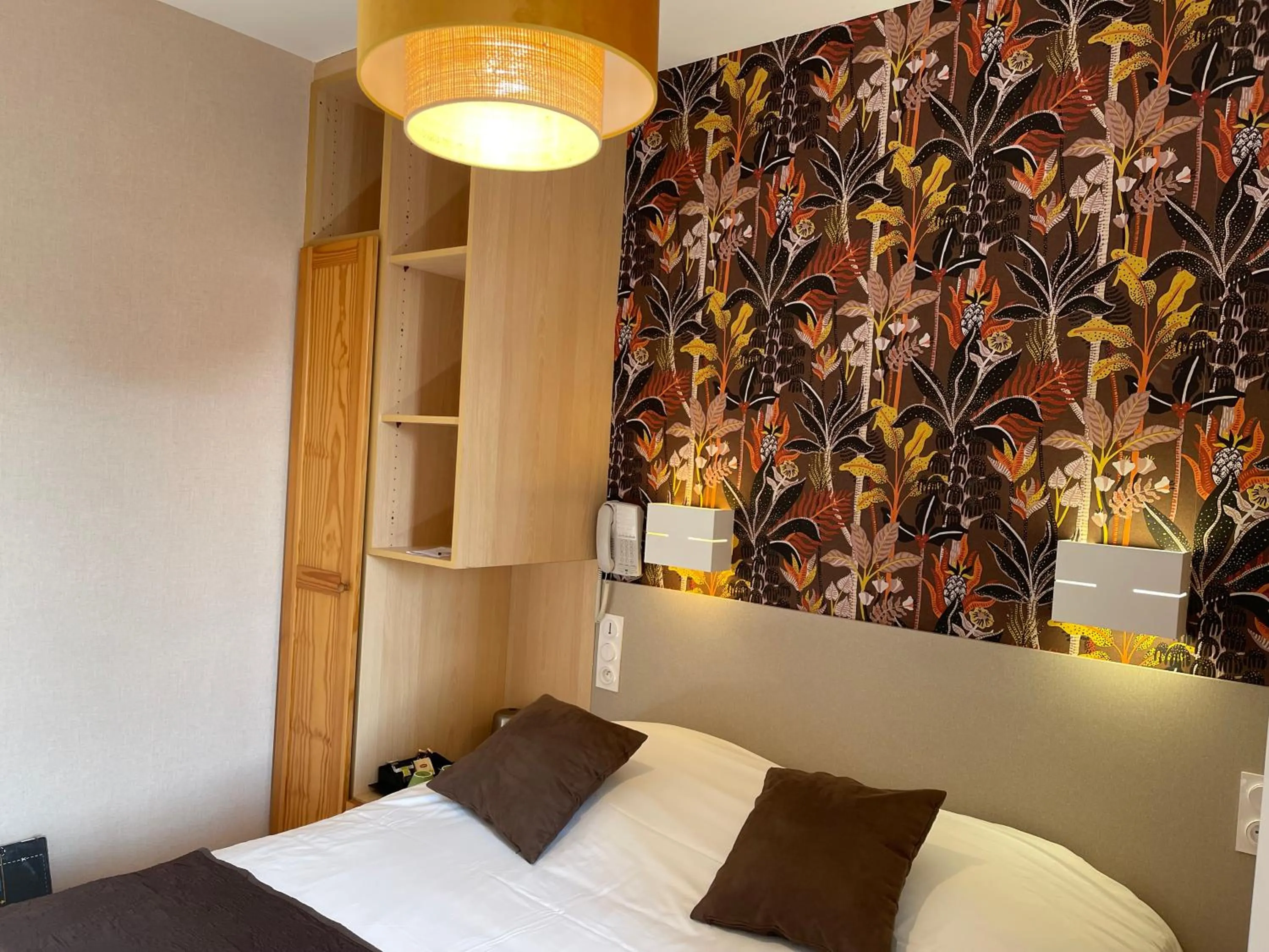 Bed in Logis Hôtel Restaurant Cazes Arazat