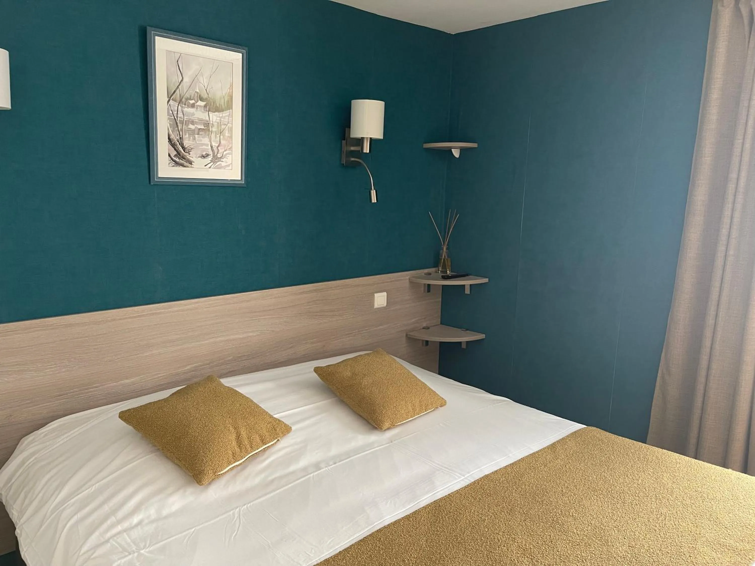 Bed in Logis Hôtel Restaurant Cazes Arazat