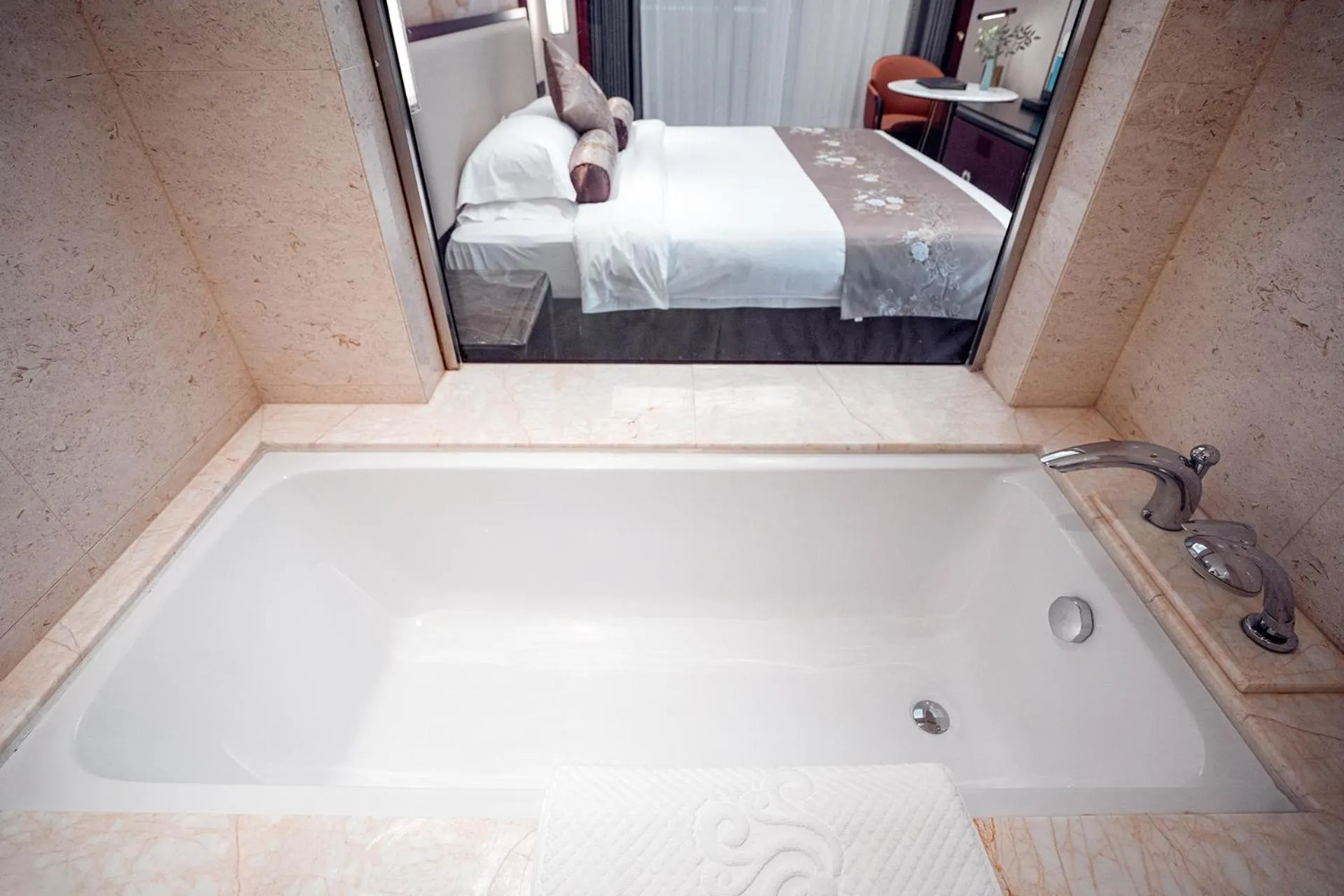 Bath, Bed in Yancheng Shuicheng Hotel