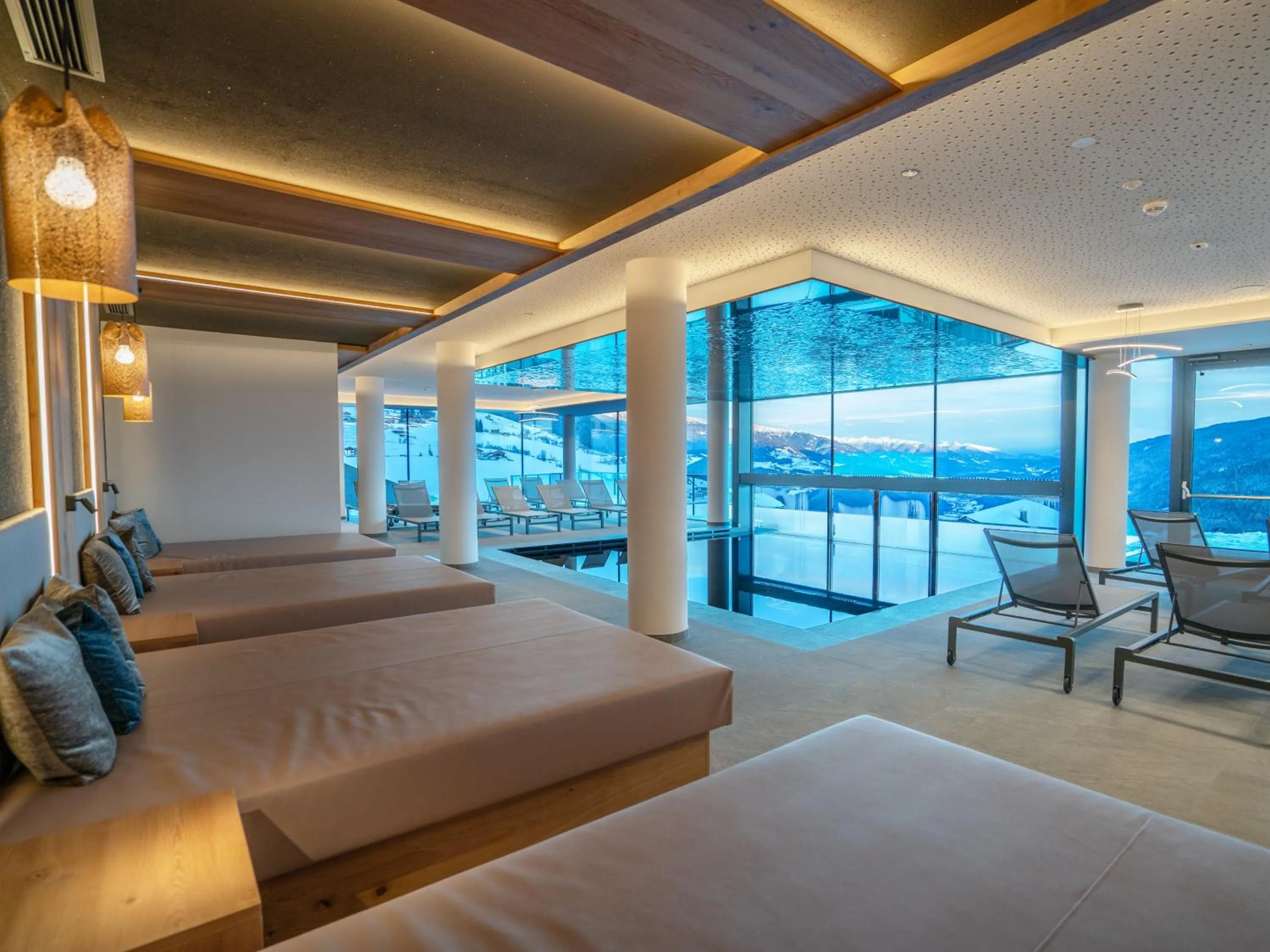 Swimming pool, Bed in Hotel Purvita - Ski In Ski Out - Infinity Pool