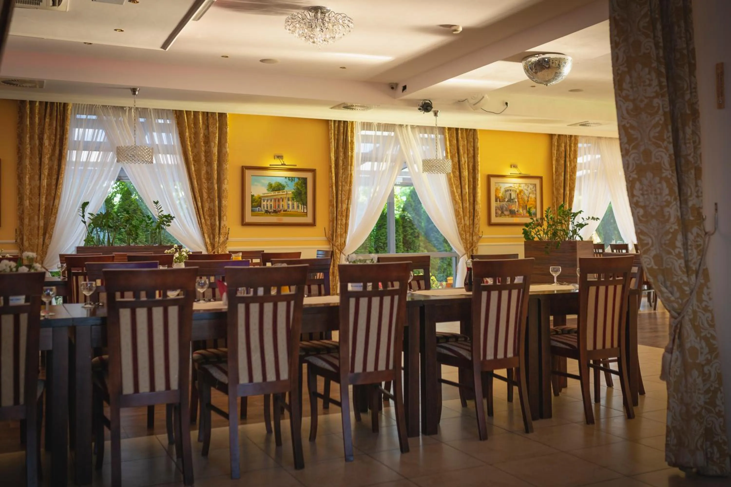 Restaurant/places to eat in Hotel Pikul