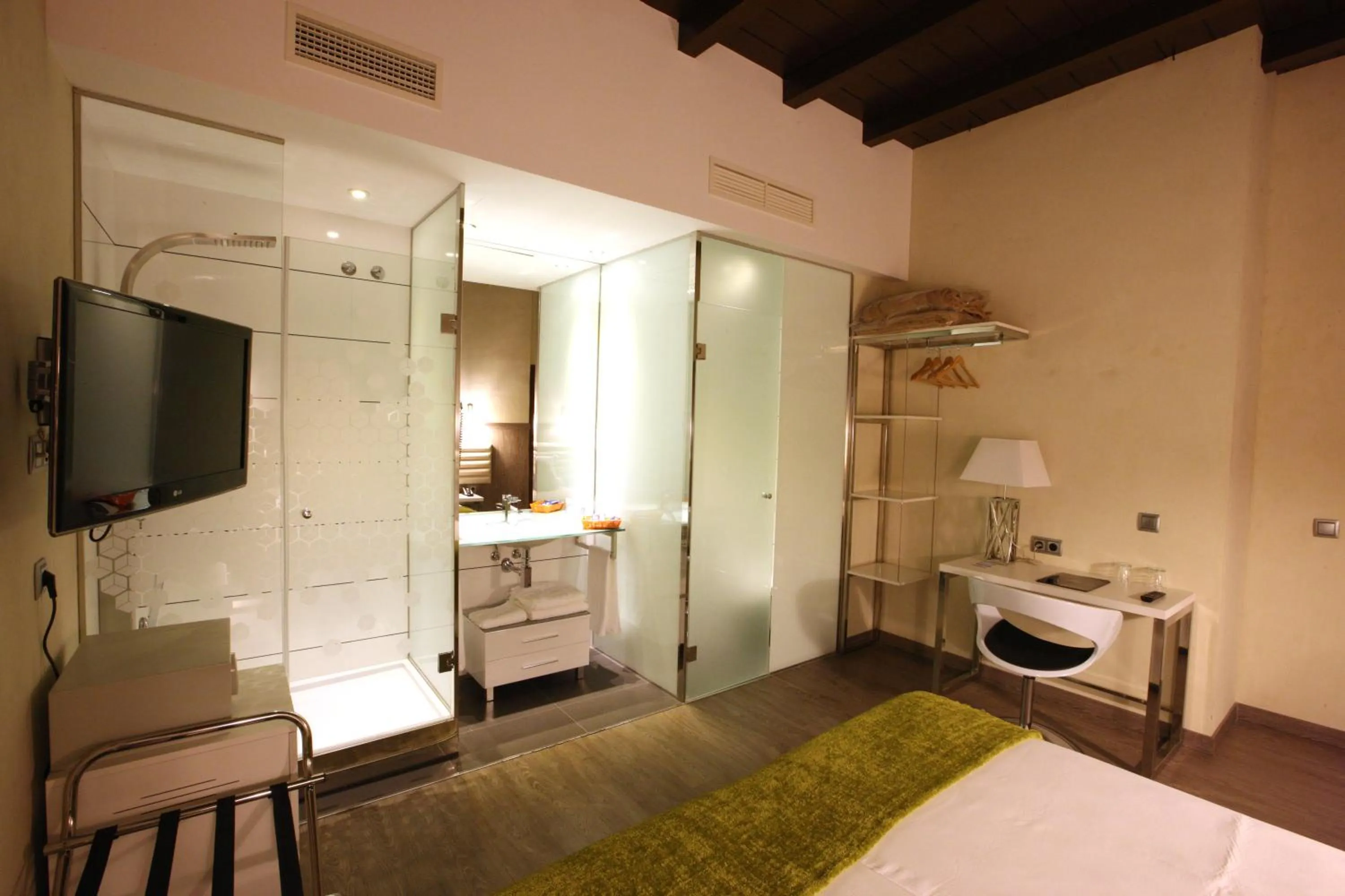 Bathroom, Bed in Evenia Alcalá Boutique Hotel