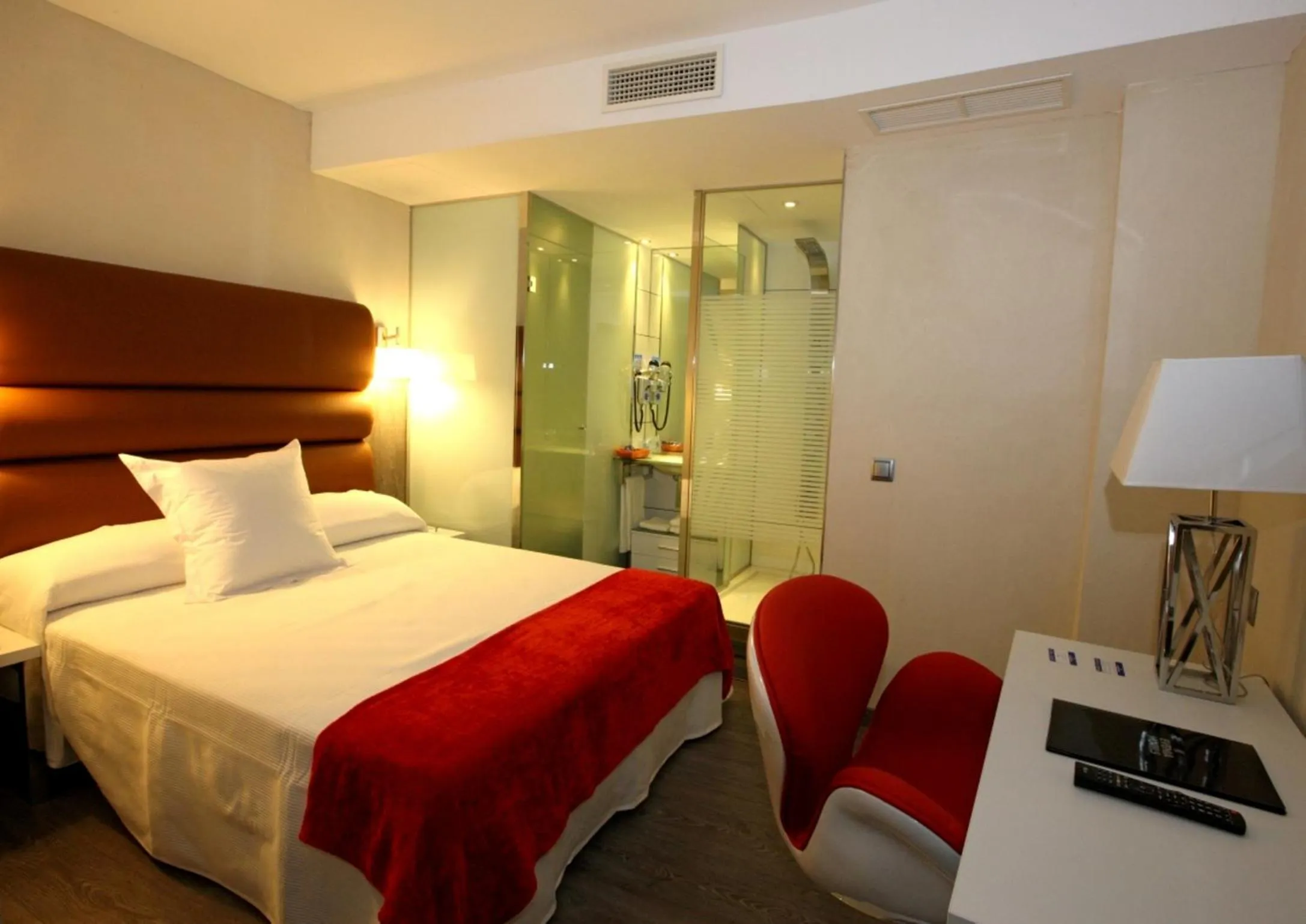 Photo of the whole room, Bed in Evenia Alcalá Boutique Hotel