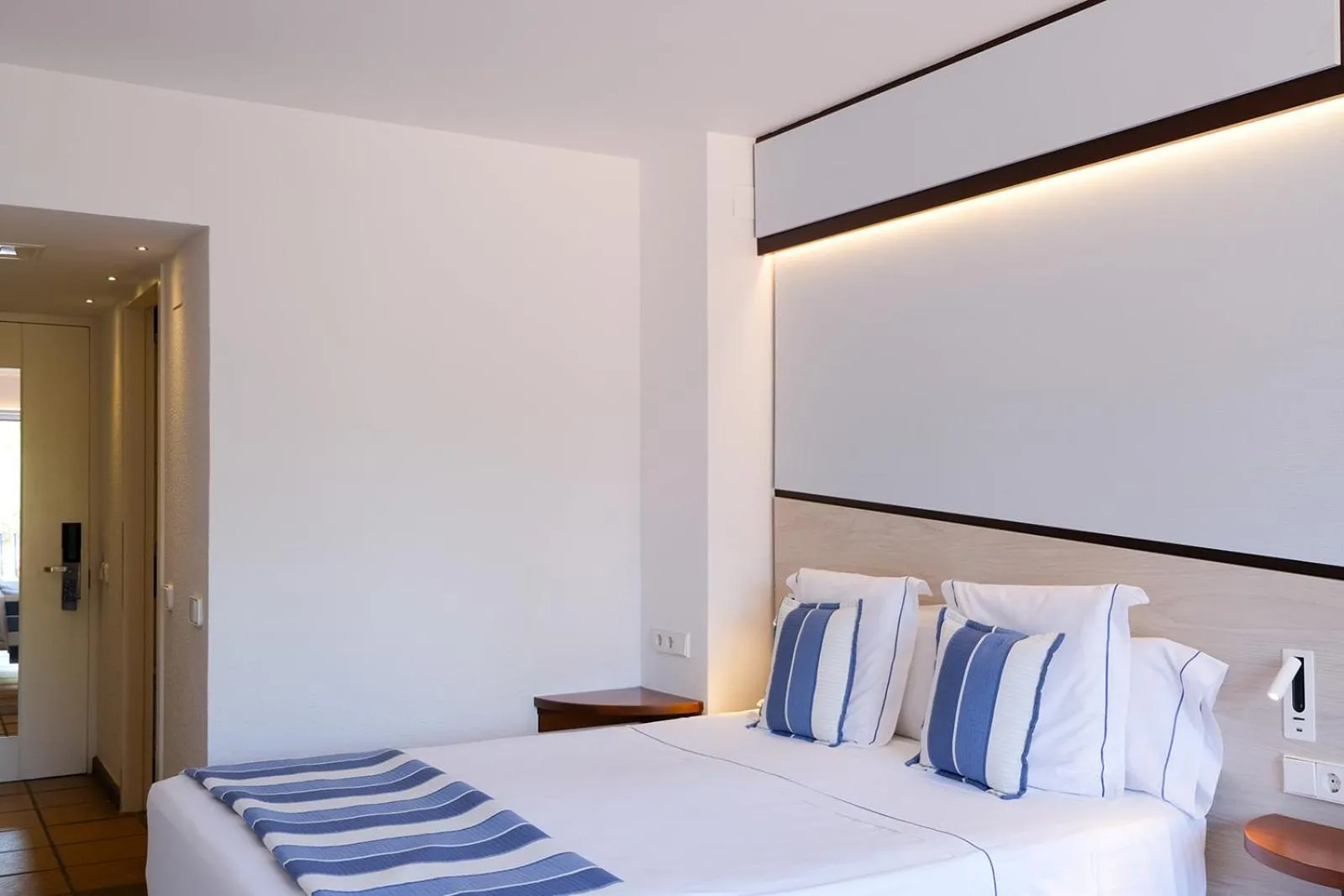Bed in Hotel Blaumar Cadaqués by Fimedhotels