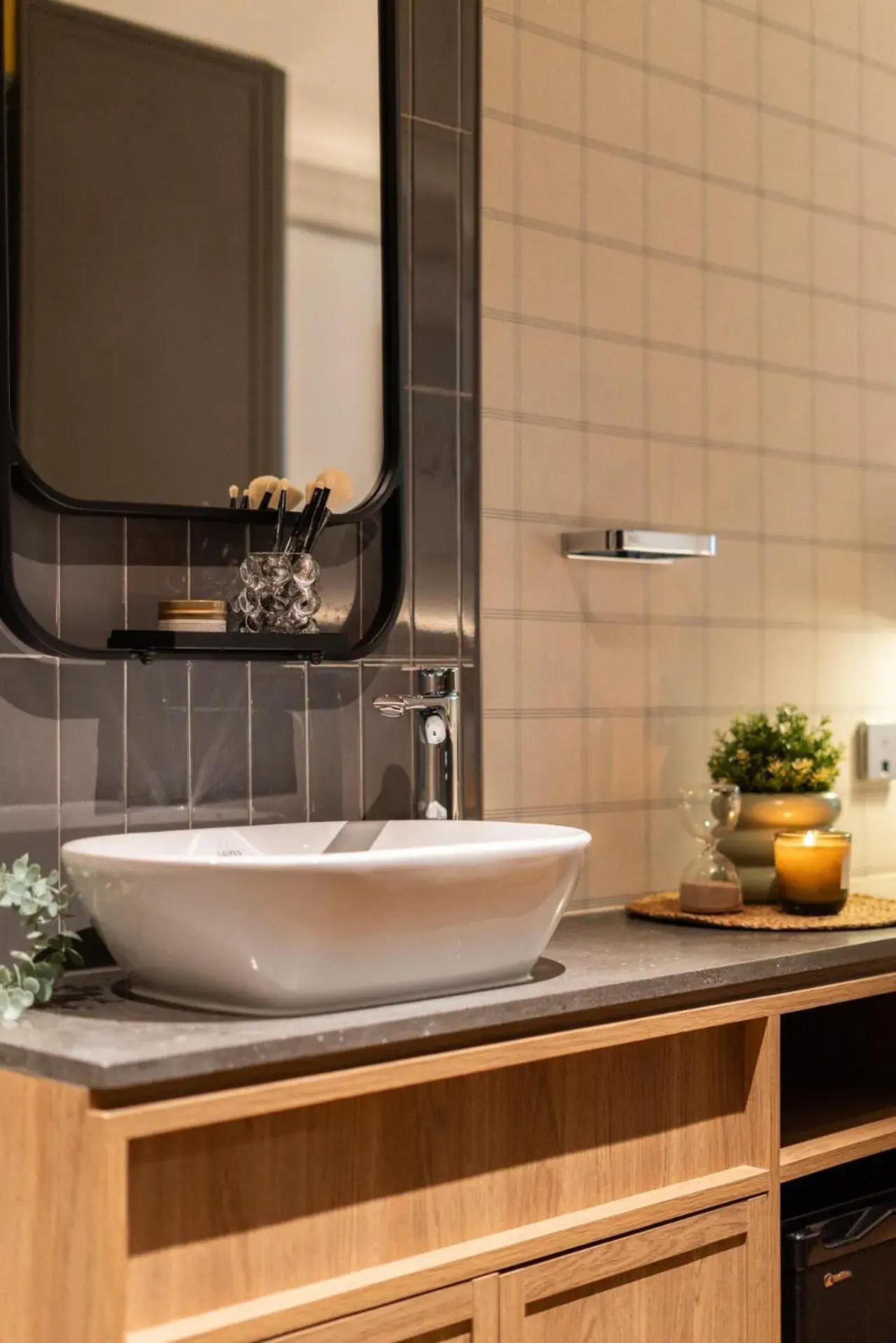 Superior Queen Room - High Floor in Dash Living on Hollywood Superior Queen Room - High Floor in Dash Living on Hollywood