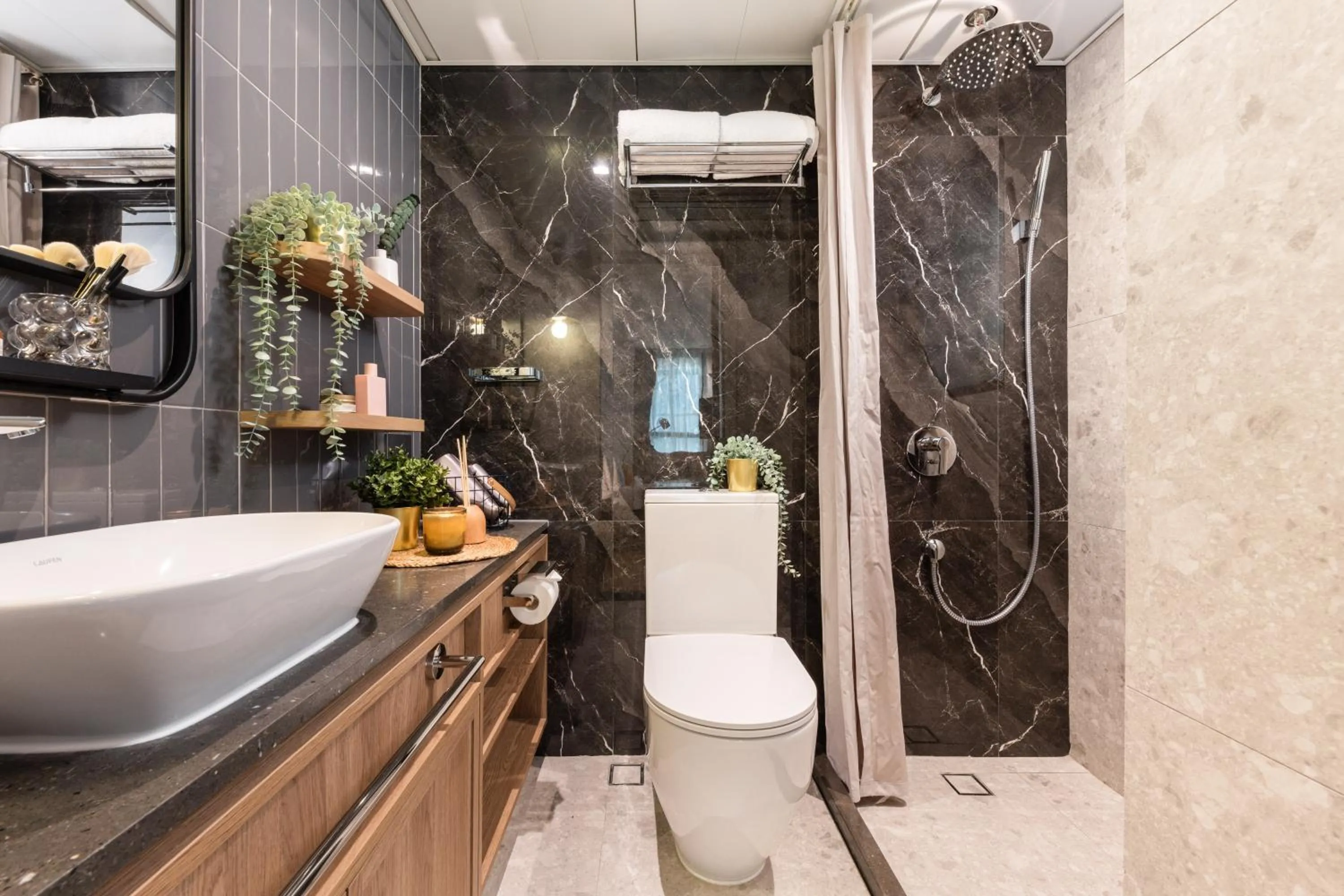 Shower in Dash Living on Hollywood