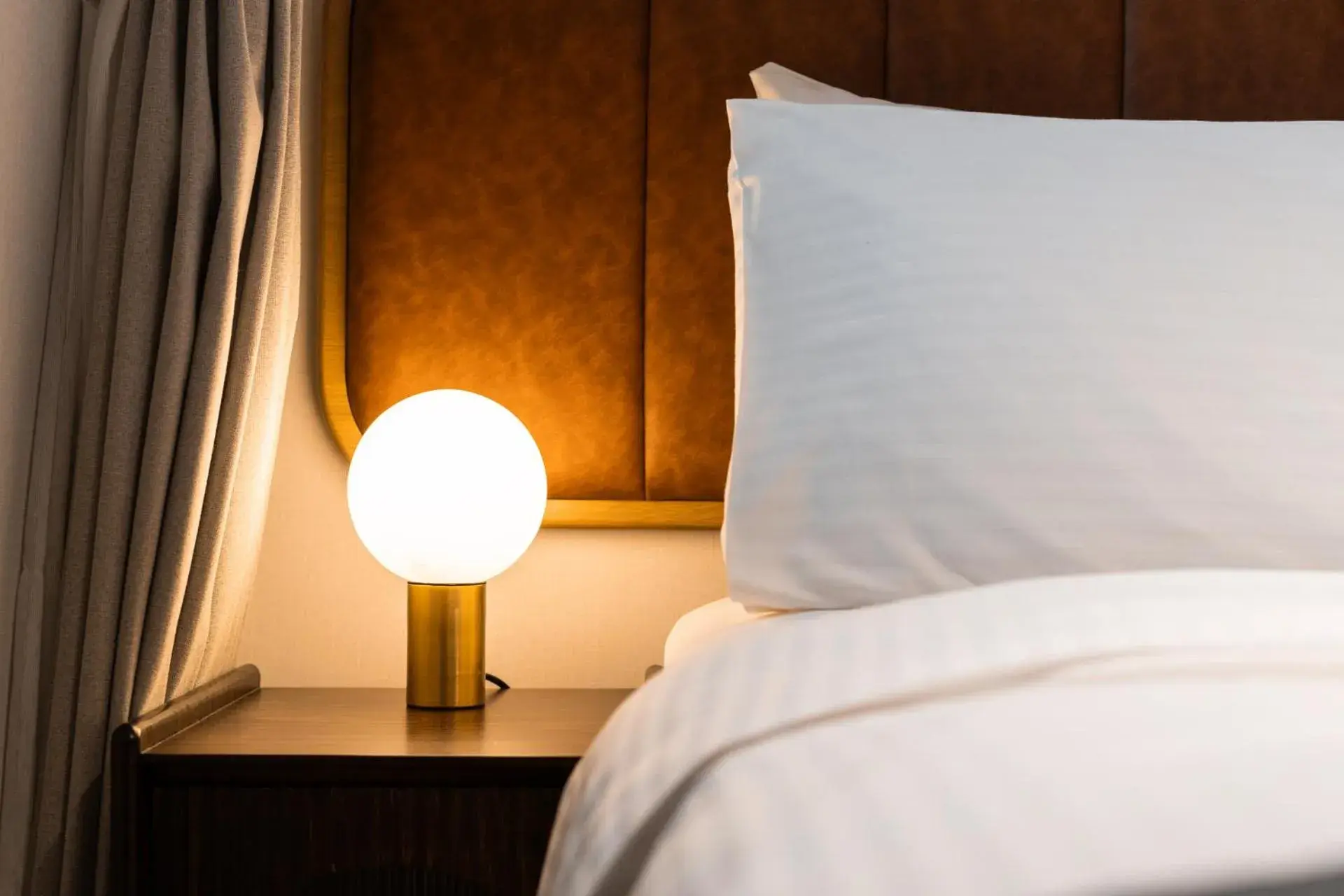 Superior Queen Room - Mid Floor in Dash Living on Hollywood Superior Queen Room - Mid Floor in Dash Living on Hollywood