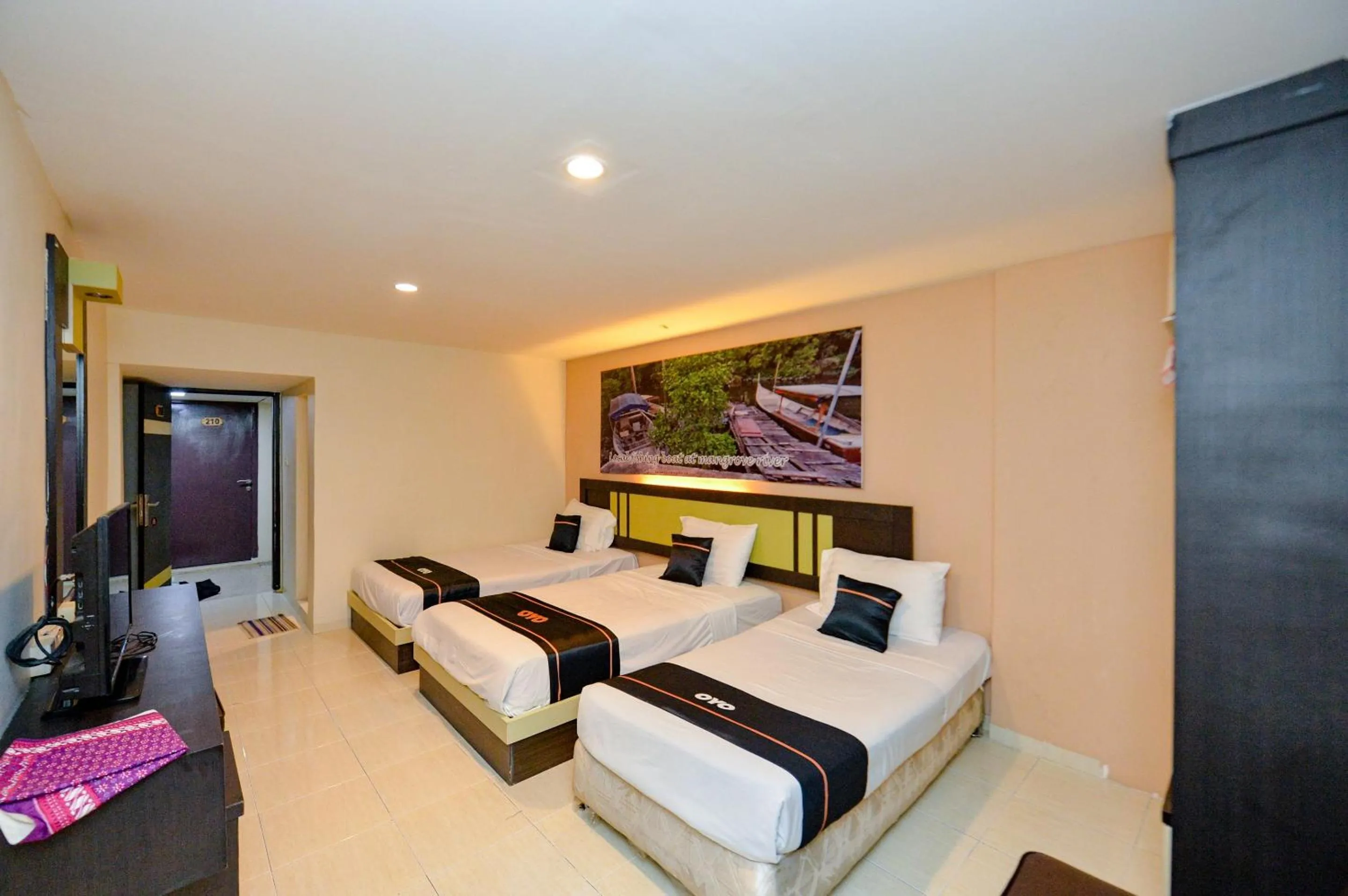 Bedroom in OYO 2487 Sampurna Jaya Hotel