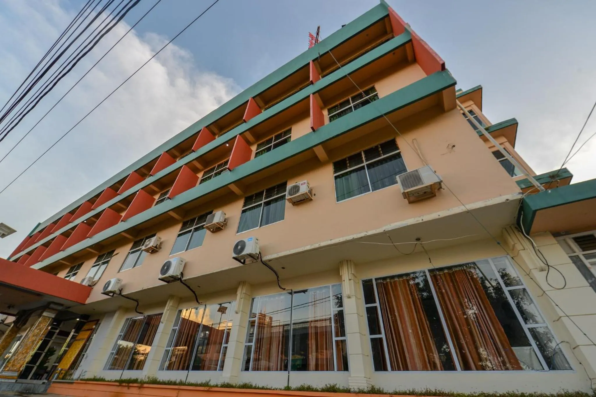 Facade/entrance in OYO 2487 Sampurna Jaya Hotel