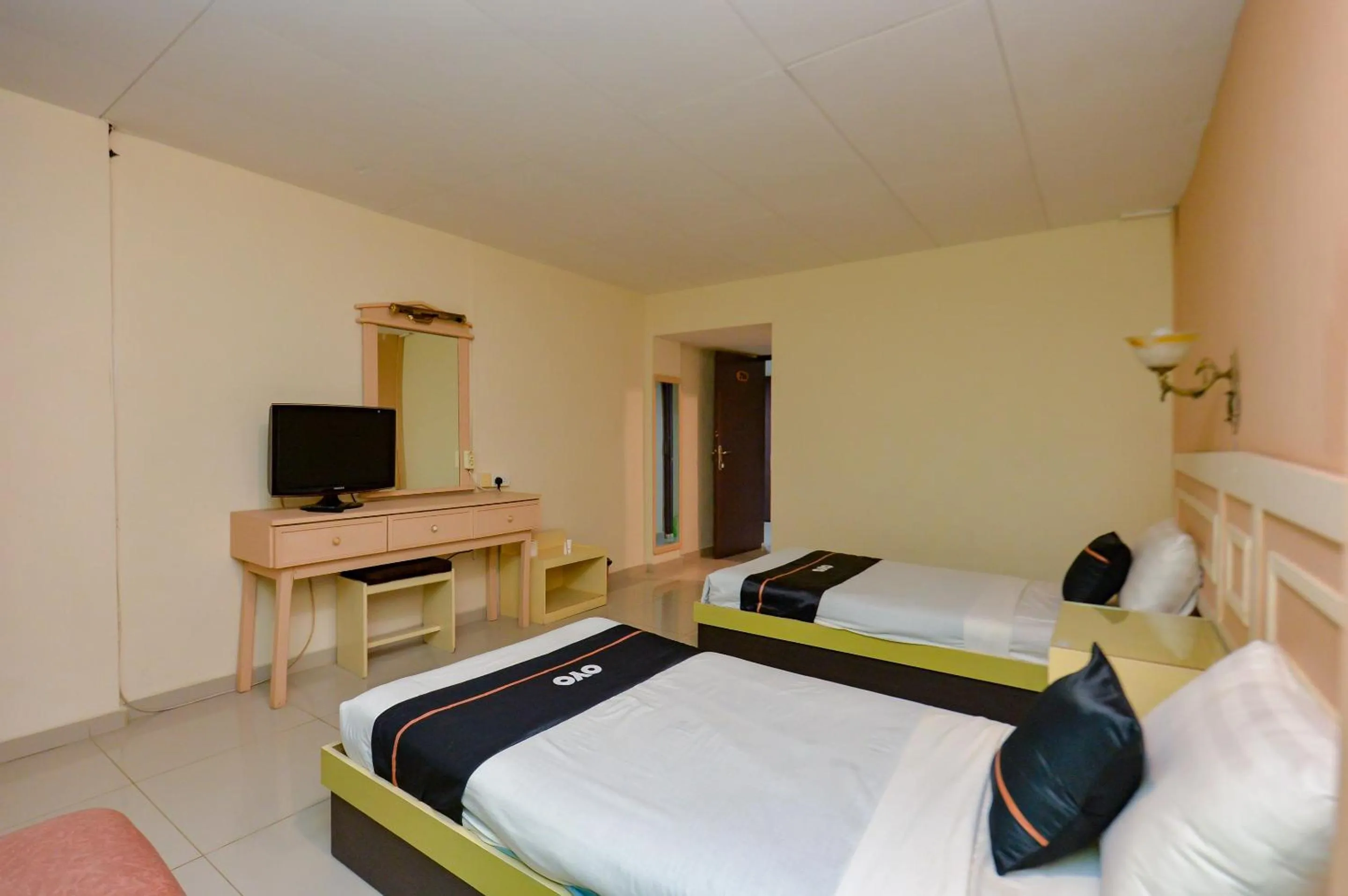 Bedroom in OYO 2487 Sampurna Jaya Hotel