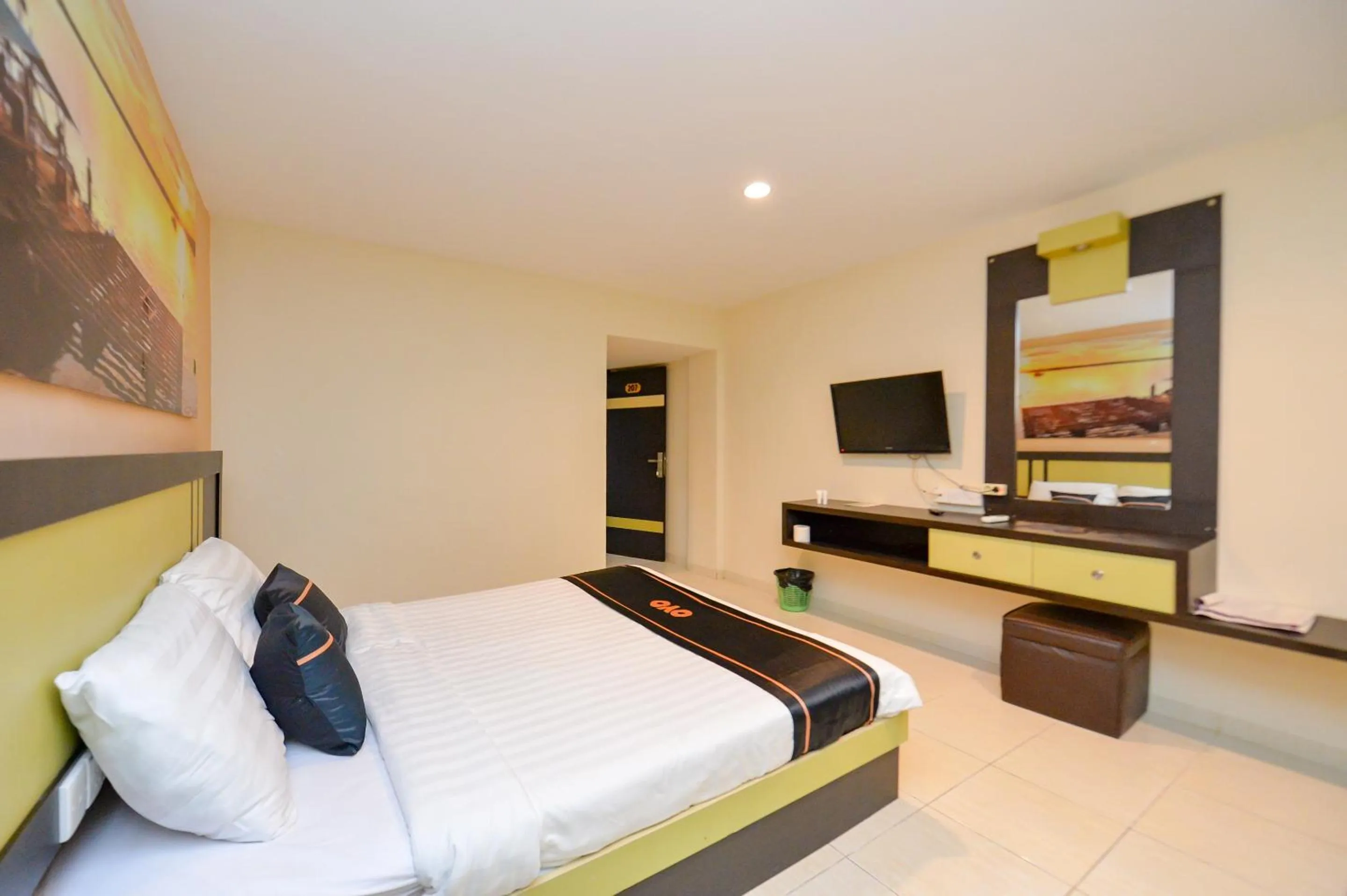 Bedroom in OYO 2487 Sampurna Jaya Hotel