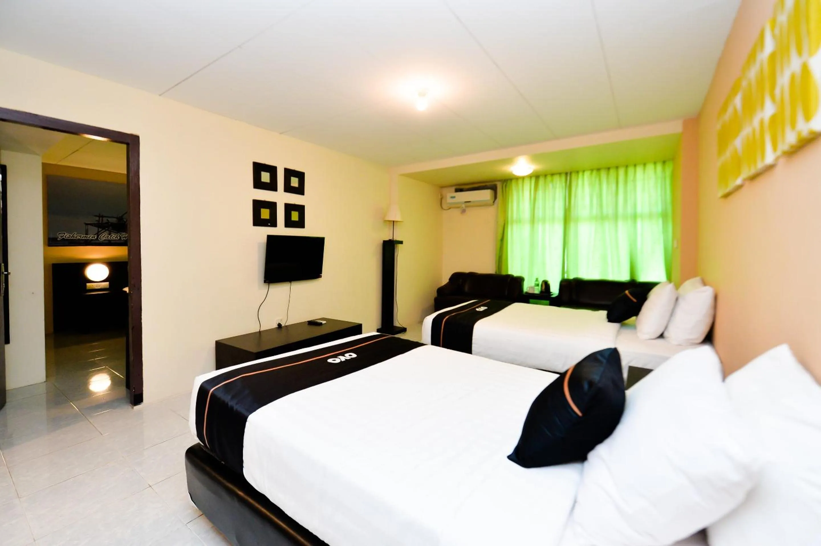 Bedroom in OYO 2487 Sampurna Jaya Hotel