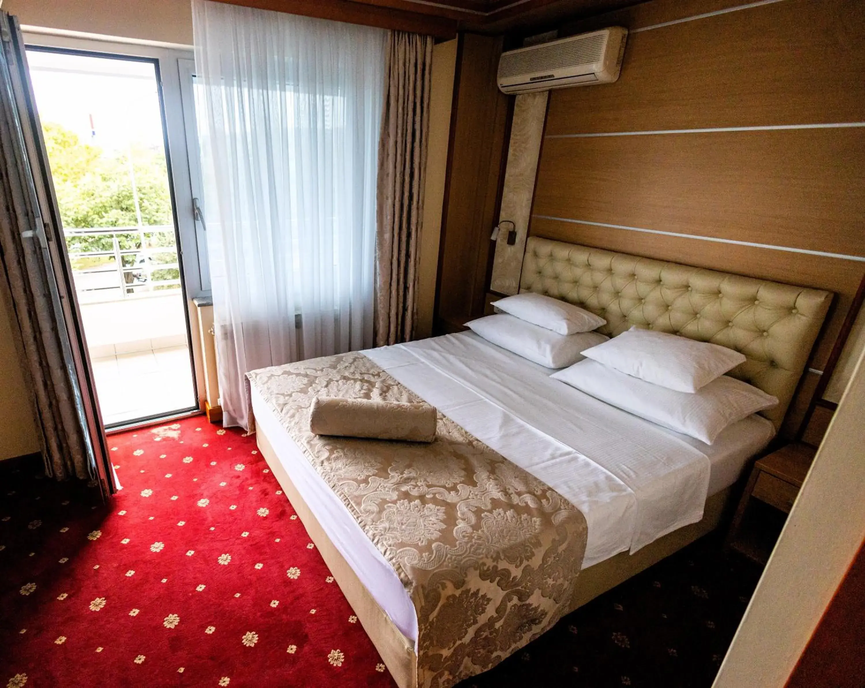 Double Room with Balcony - single occupancy in Hotel Cezar Banja Luka Double Room with Balcony - single occupancy in Hotel Cezar Banja Luka